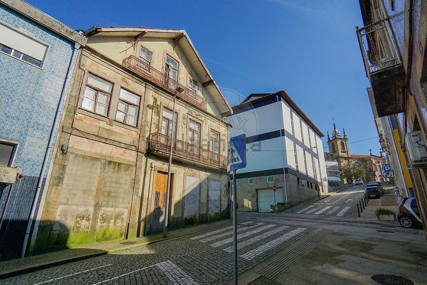 小楼房或独栋别墅出售在Rua Direita - 视线