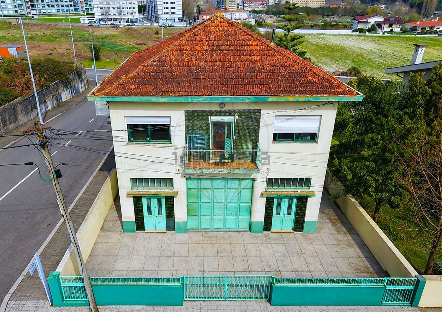 小楼房或独栋别墅出售在Avenida Estevão de Oliveira Maia - 外立面