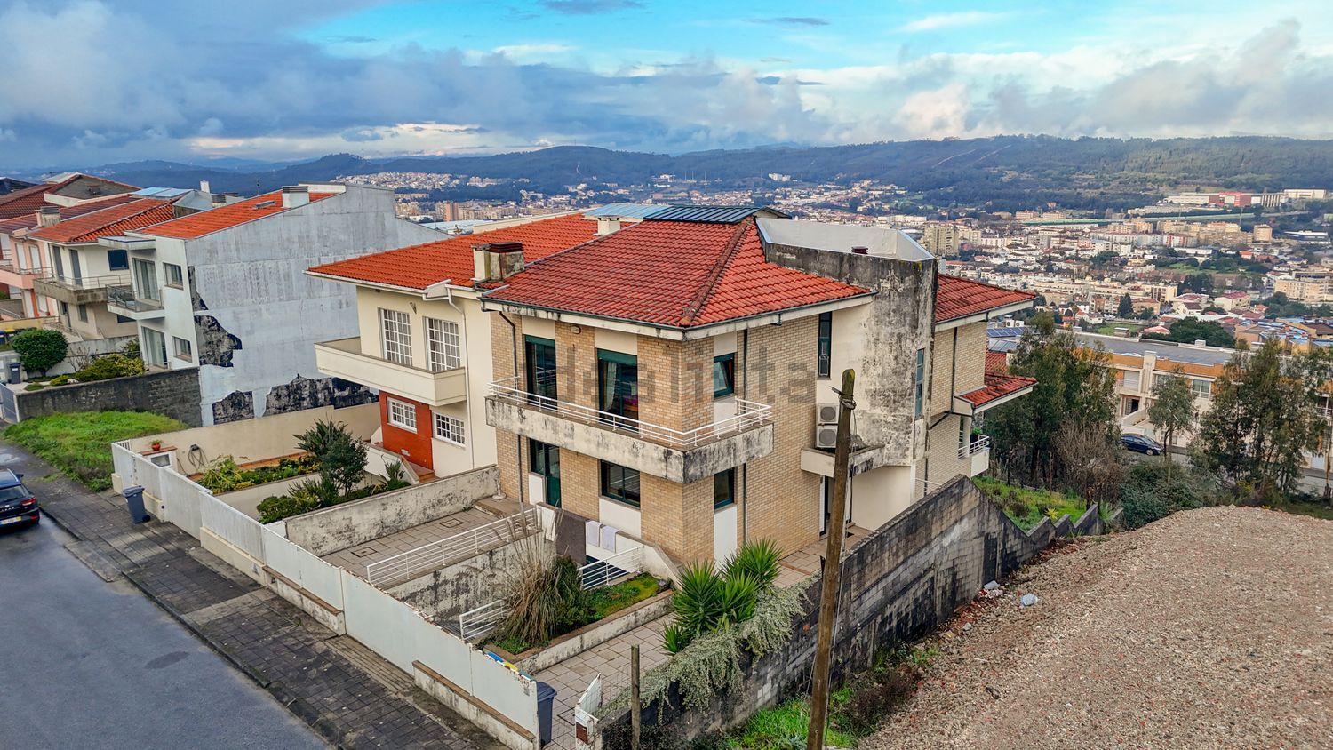 双拼别墅出售在Rua Tenente Sá Nogueira, 415 - 外立面