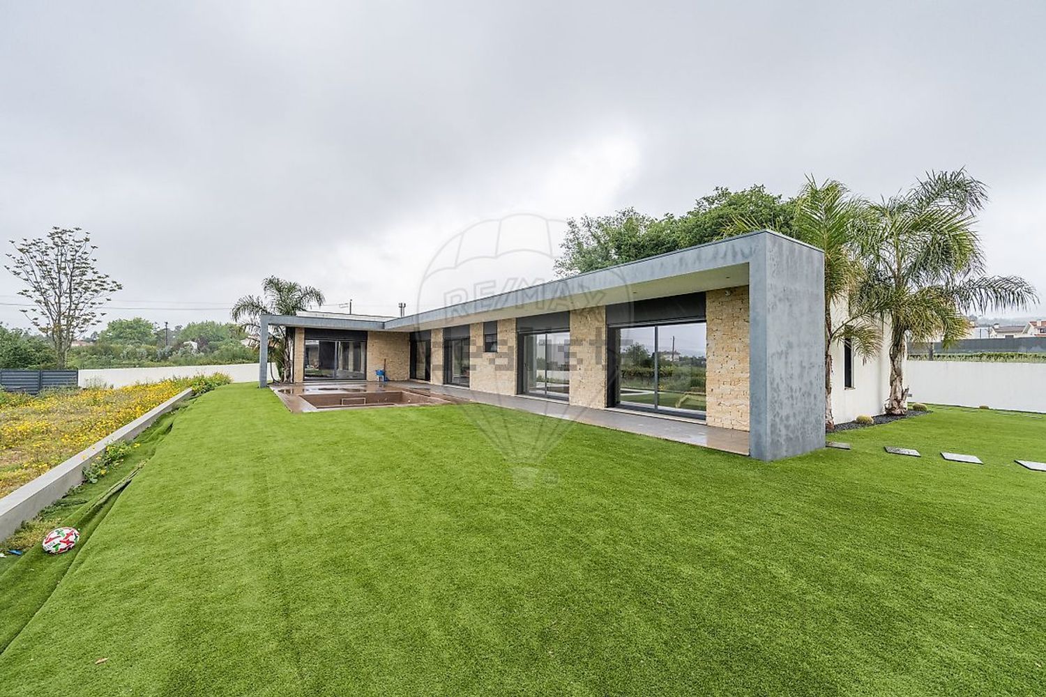小楼房或独栋别墅出售在 Tv. do Souto - 外立面