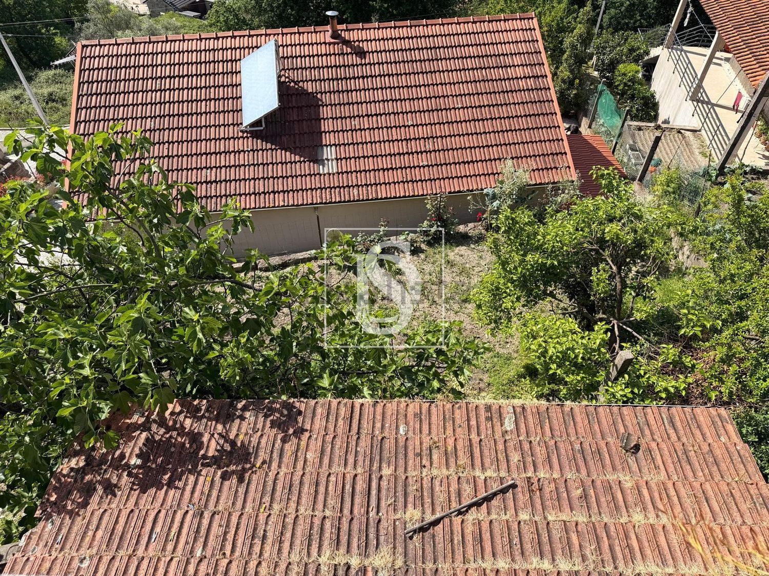 小楼房或独栋别墅出售在 Vila Caiz - 花园
