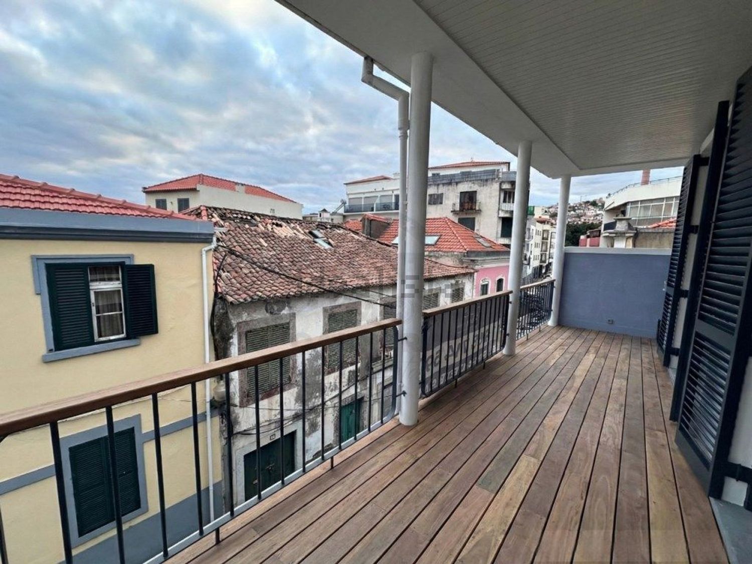 小楼房或独栋别墅出售在Rua do Pombal - 阳台