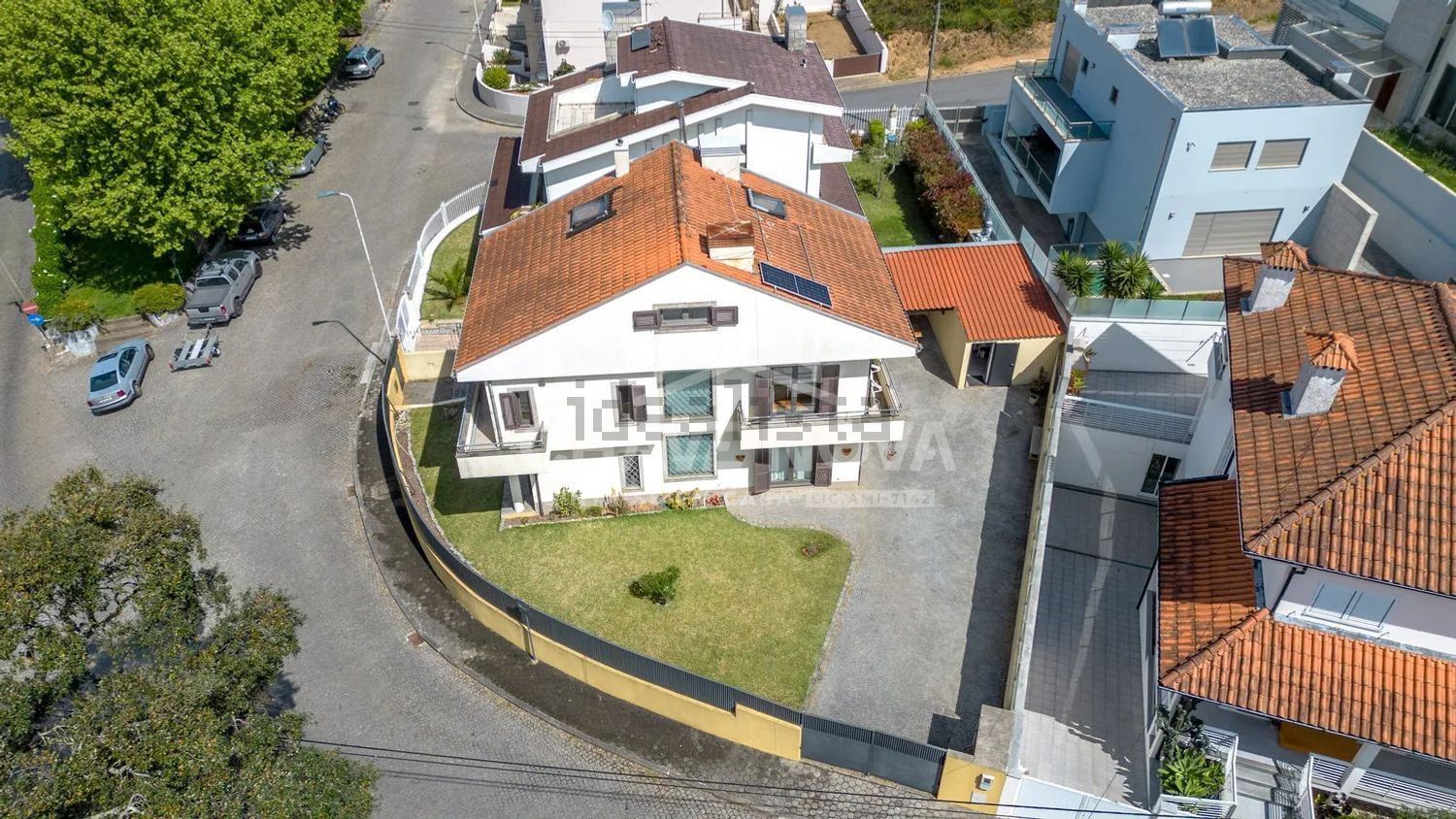 小楼房或独栋别墅出售在Rua Santa Marinha - 游泳池