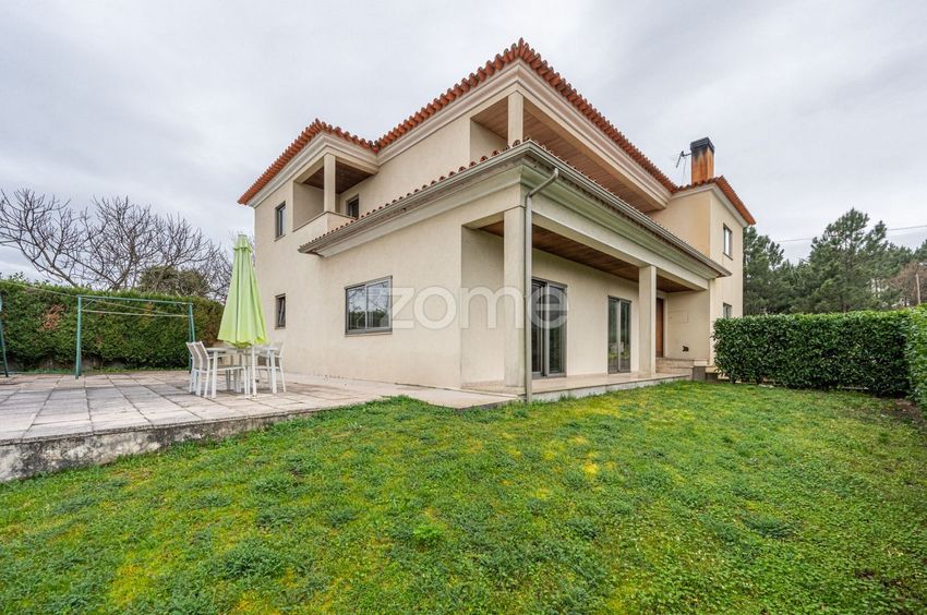 小楼房或独栋别墅出售在Travessa do Couto, 12