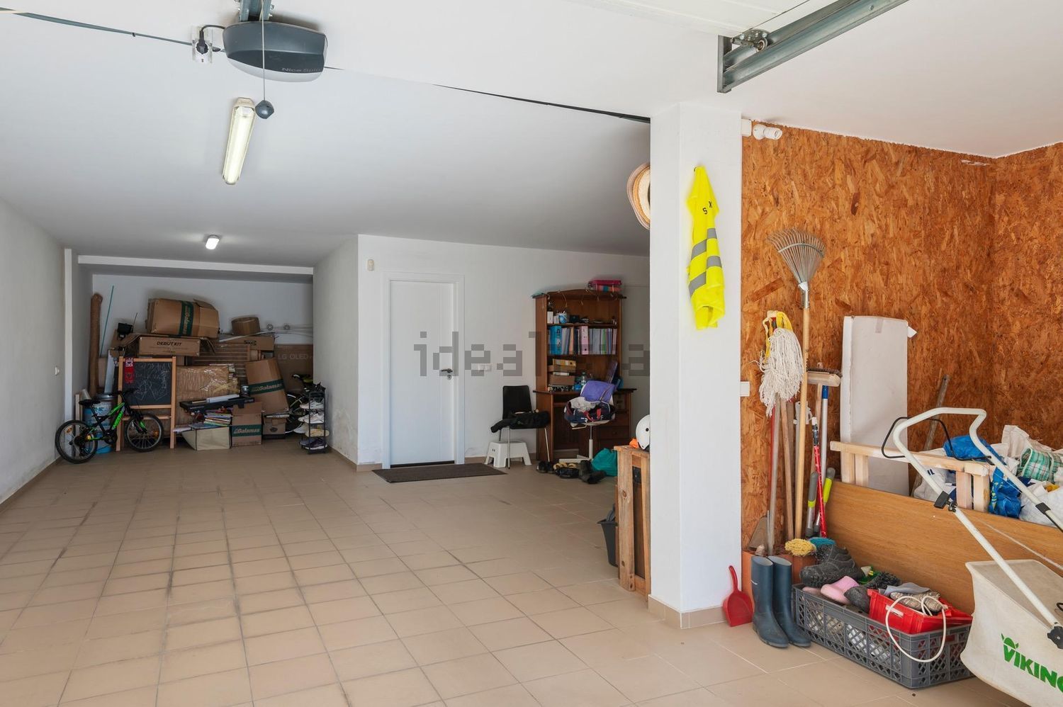 小楼房或独栋别墅出售在Avenida Tenente Coronel Melo Antunes - 停车位