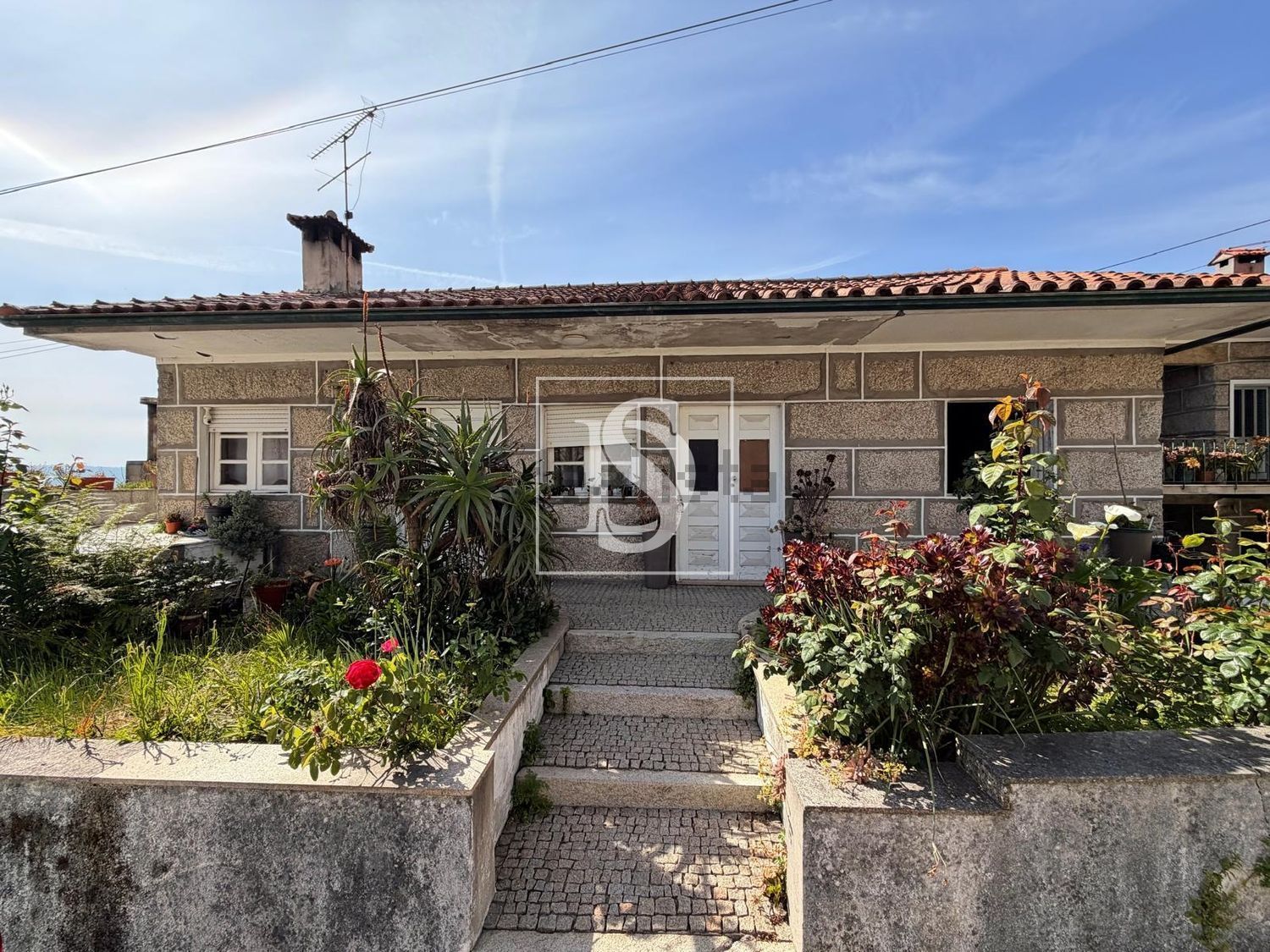 小楼房或独栋别墅出售在 Vila Caiz - 外立面