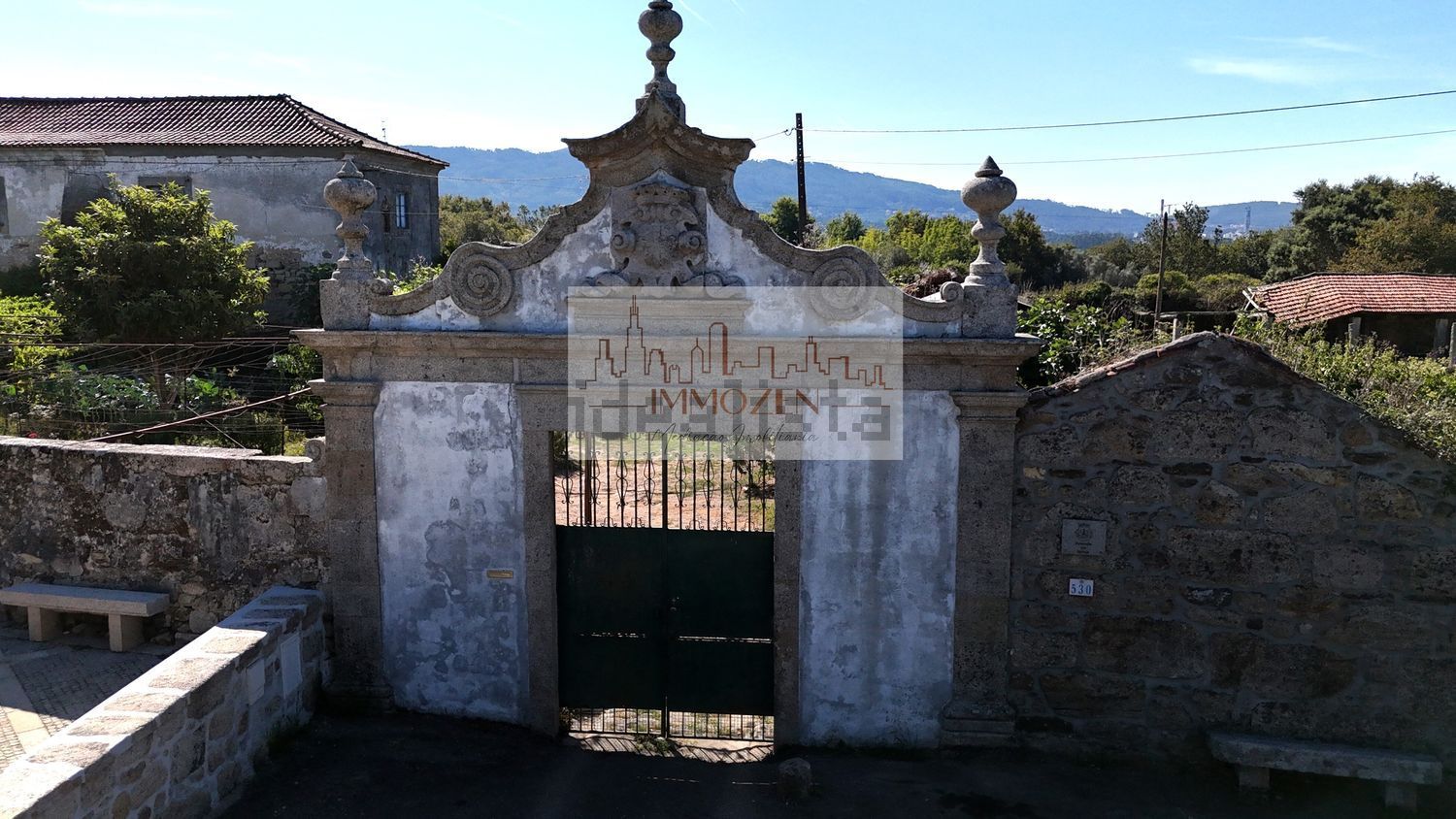 小楼房或独栋别墅出售在Avenida da Igreja, 530 - 外立面