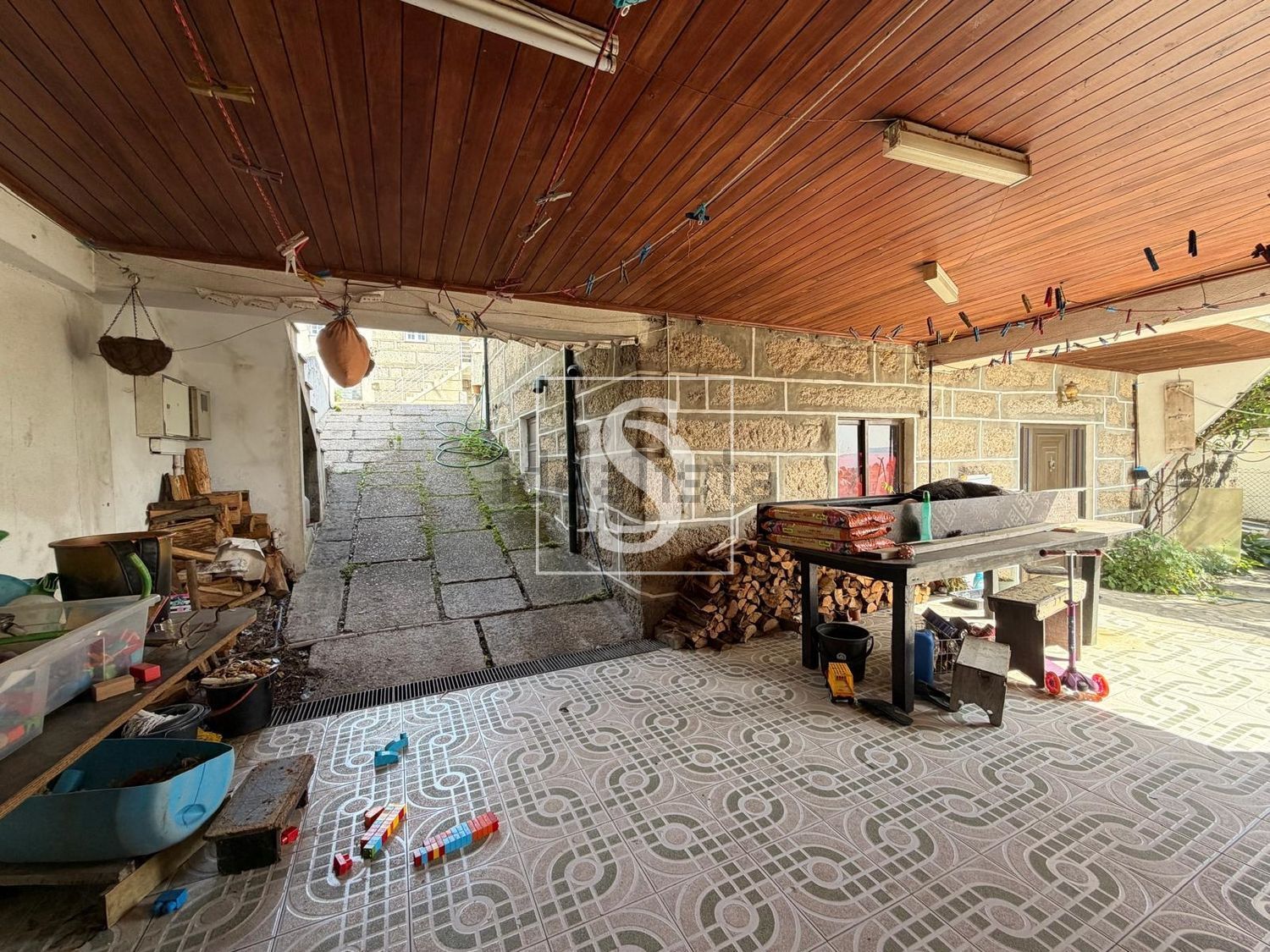 小楼房或独栋别墅出售在 Vila Caiz - 地下室