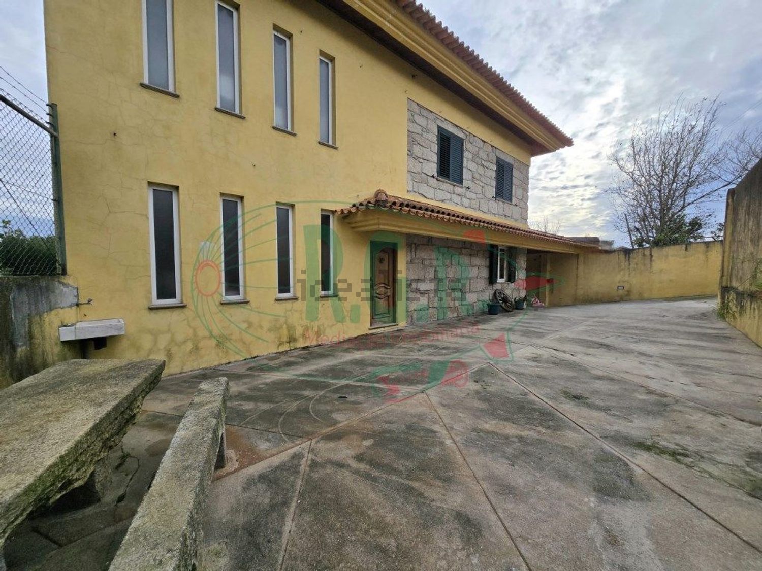 小楼房或独栋别墅出售在 Jovim - 外立面