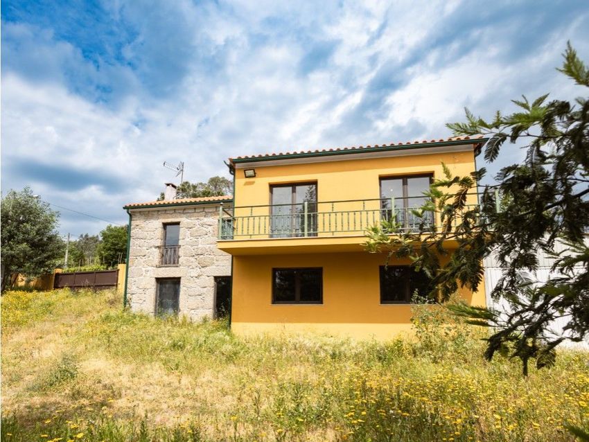 小楼房或独栋别墅出售在 Arruamento Urbano a Sul da Vila, 46