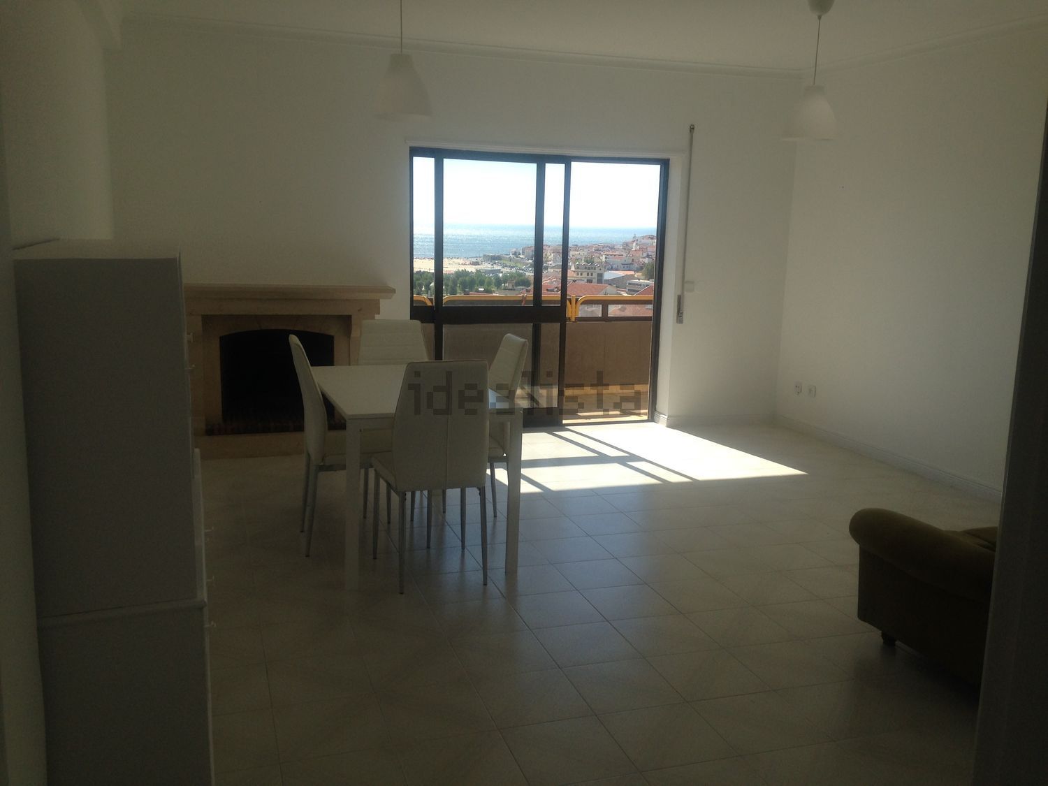 出租公寓 t1在Rua Rancho das Cantarinhas, 112 - 客厅