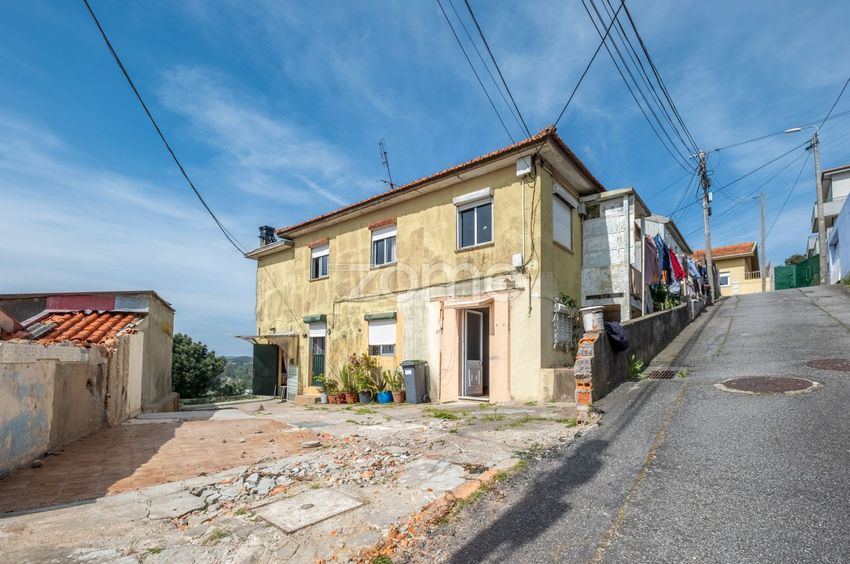 小楼房或独栋别墅出售在 Calçada Capitão Aires Martins, 73