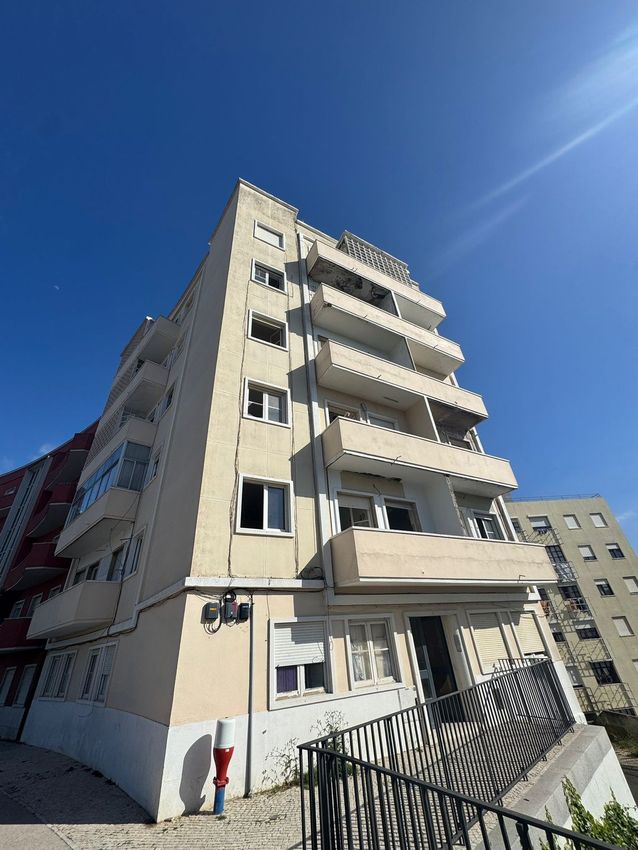 T0（单人公寓）出售在 Parada Alto de São João, 8