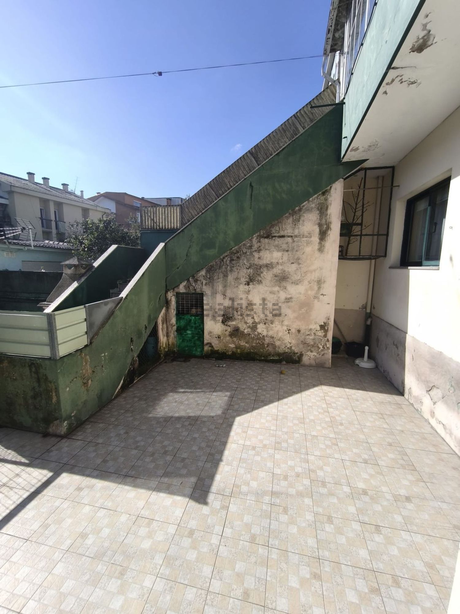 小楼房出售在Rua António Enes, 35 - 阳台