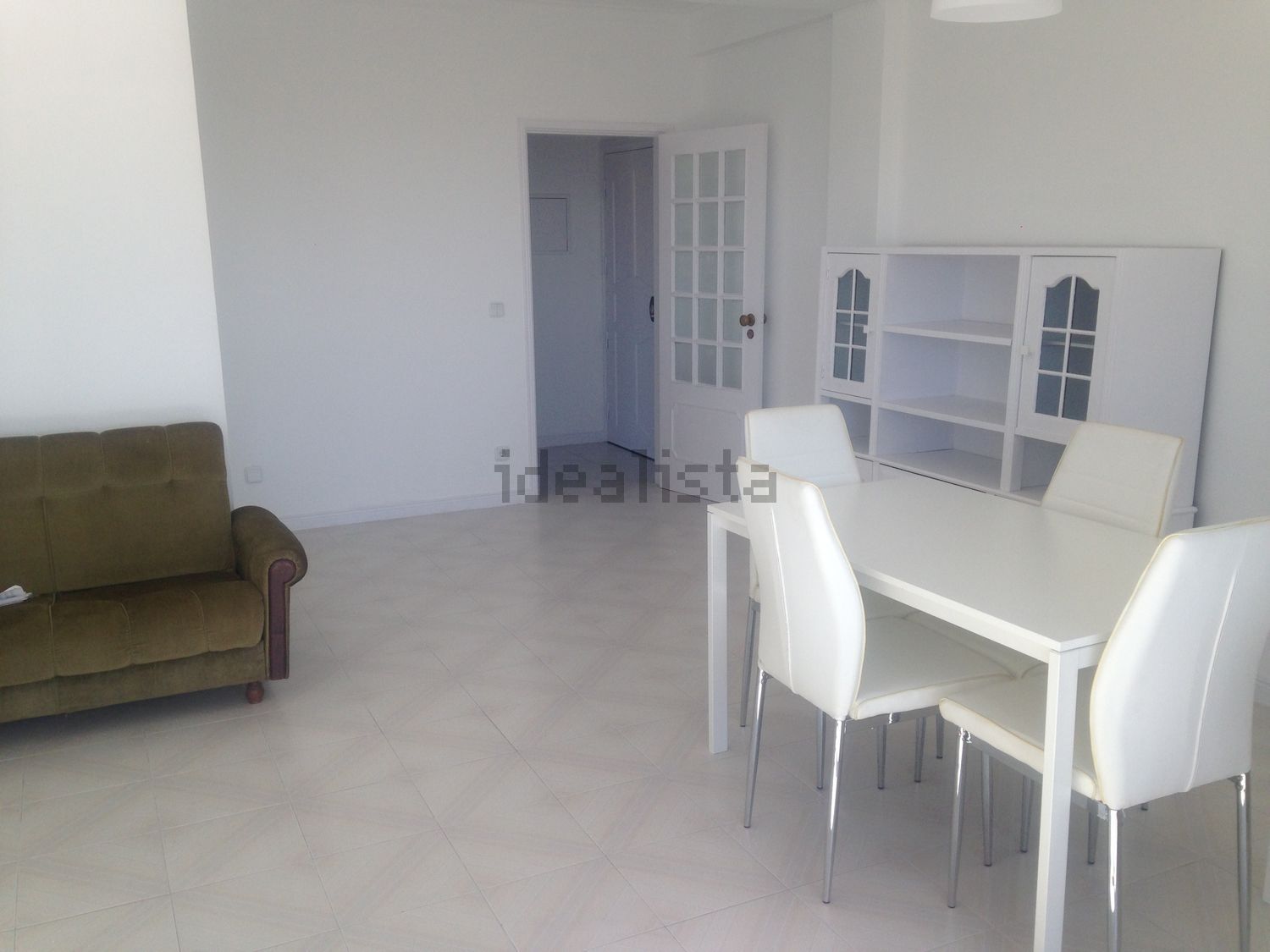 出租公寓 t1在Rua Rancho das Cantarinhas, 112 - 客厅