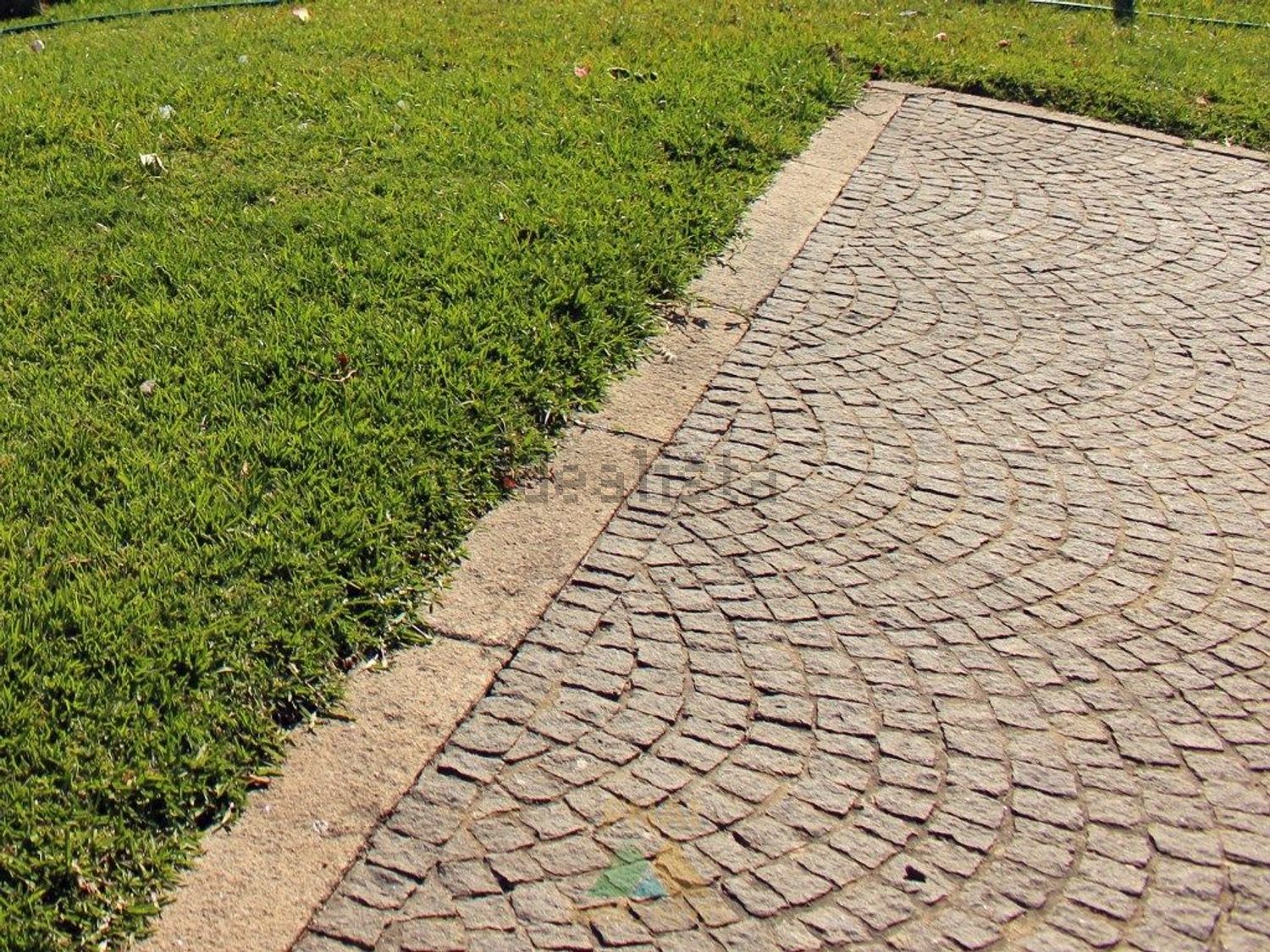 小楼房或独栋别墅出售在Avenida de Sequeira - 花园