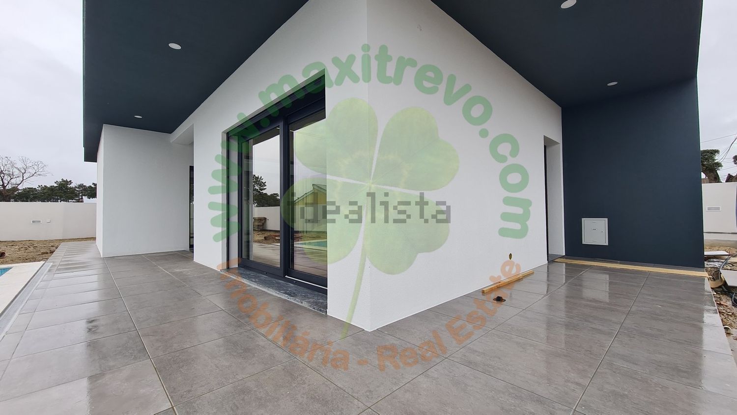 小楼房或独栋别墅出售在 Aroeira Central - 照片