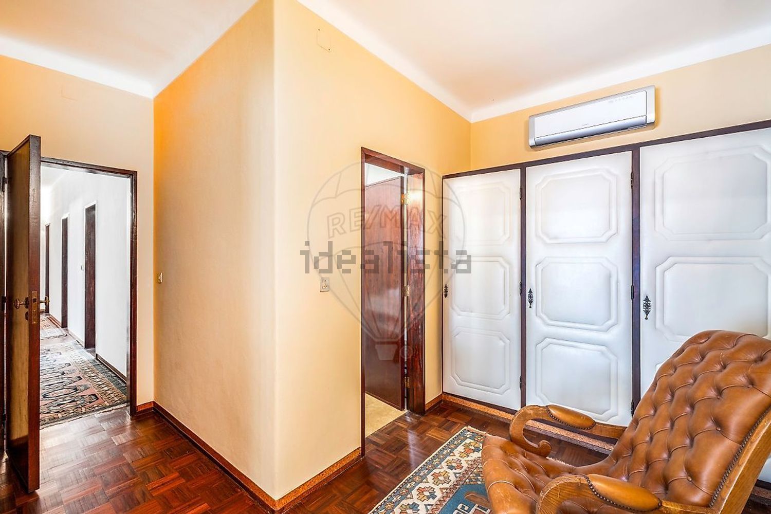 小楼房或独栋别墅出售在Avenida 25 de Abril - 过道