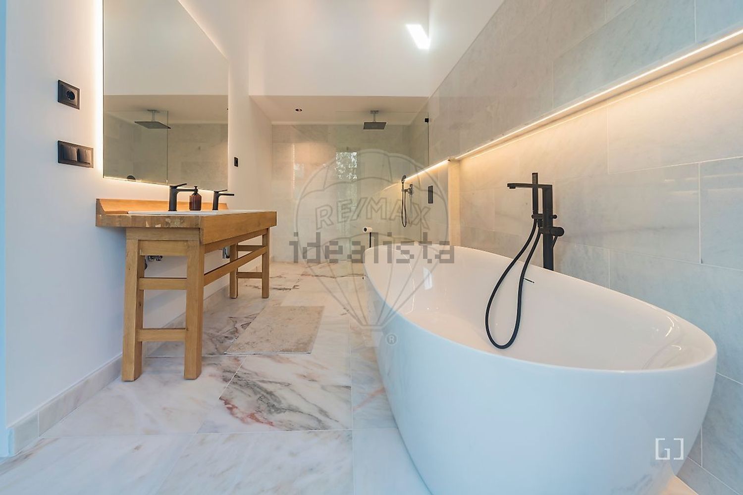 出租双拼别墅在Rua Alma Flora, 30 - 卫生间