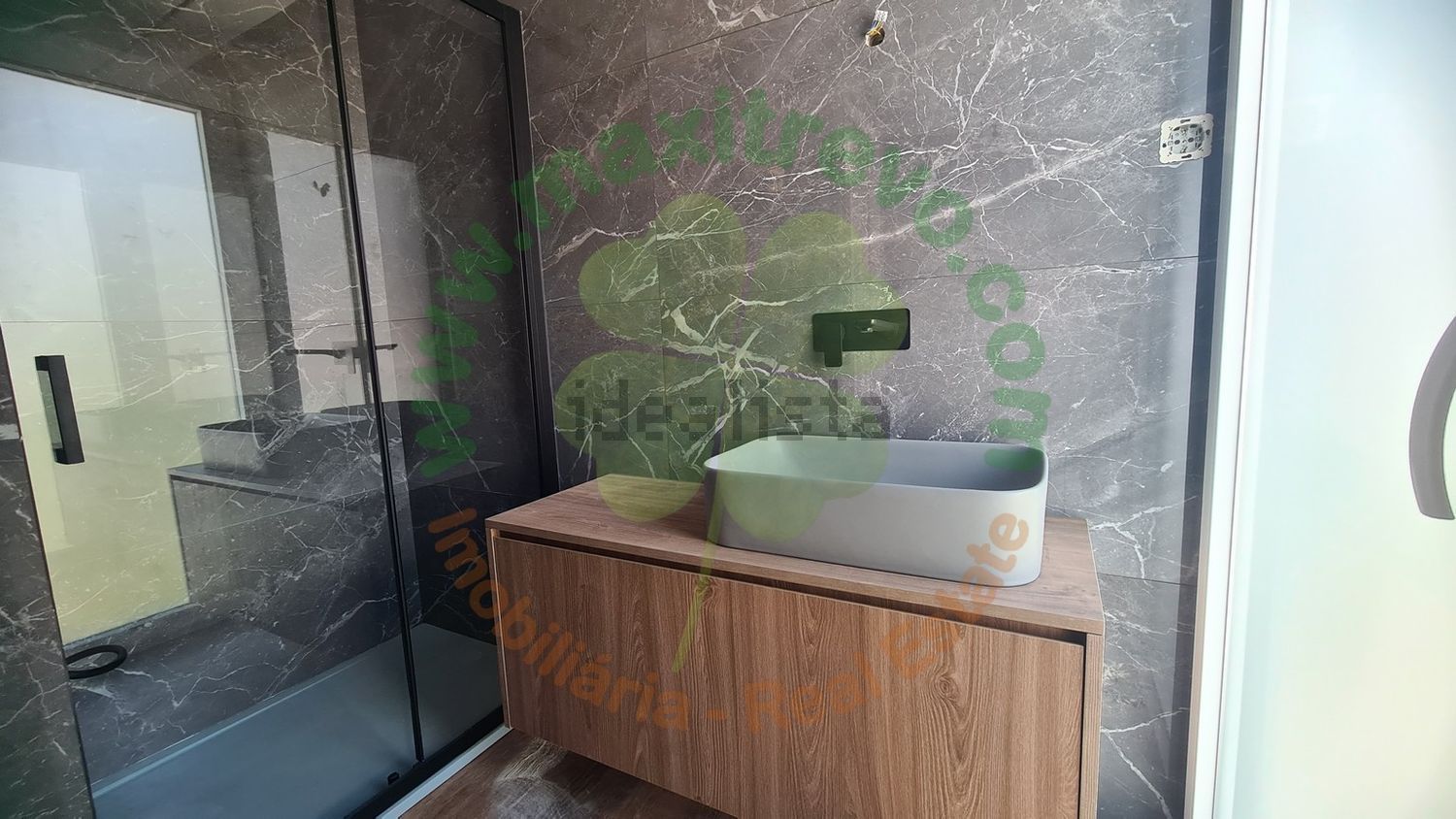 小楼房或独栋别墅出售在 Aroeira Central - 卫生间