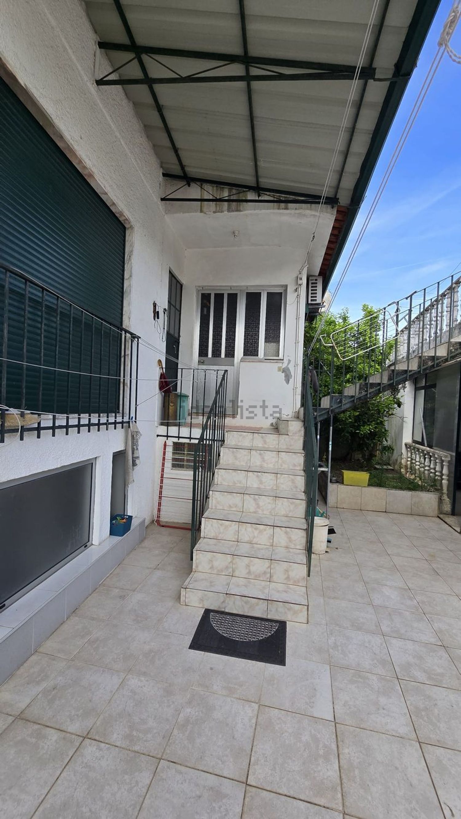 小楼房或独栋别墅出售在Rua 1º de Maio, 35 - 楼梯