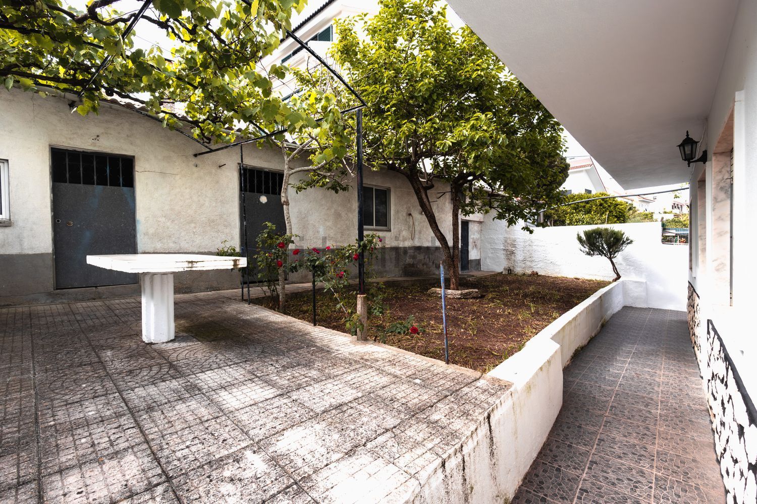 小楼房或独栋别墅出售在Rua Soares dos Reis, 9 - 院子