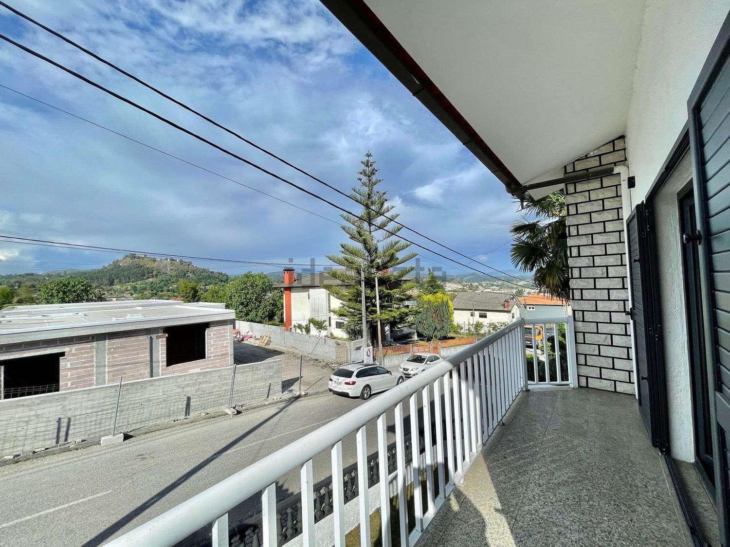 小楼房或独栋别墅出售在Rua da Via Cova, 117 - 阳台