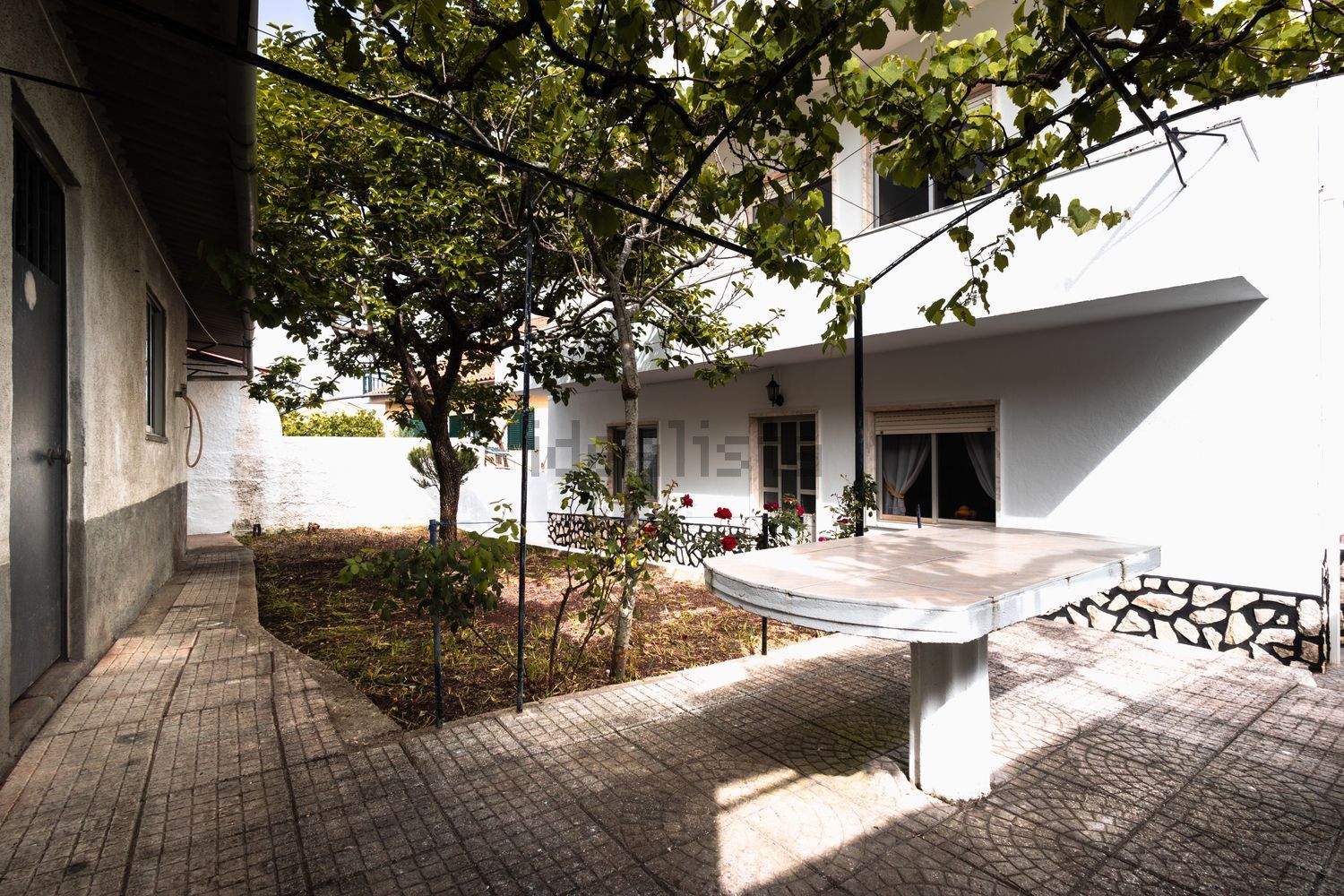 小楼房或独栋别墅出售在Rua Soares dos Reis, 9 - 院子