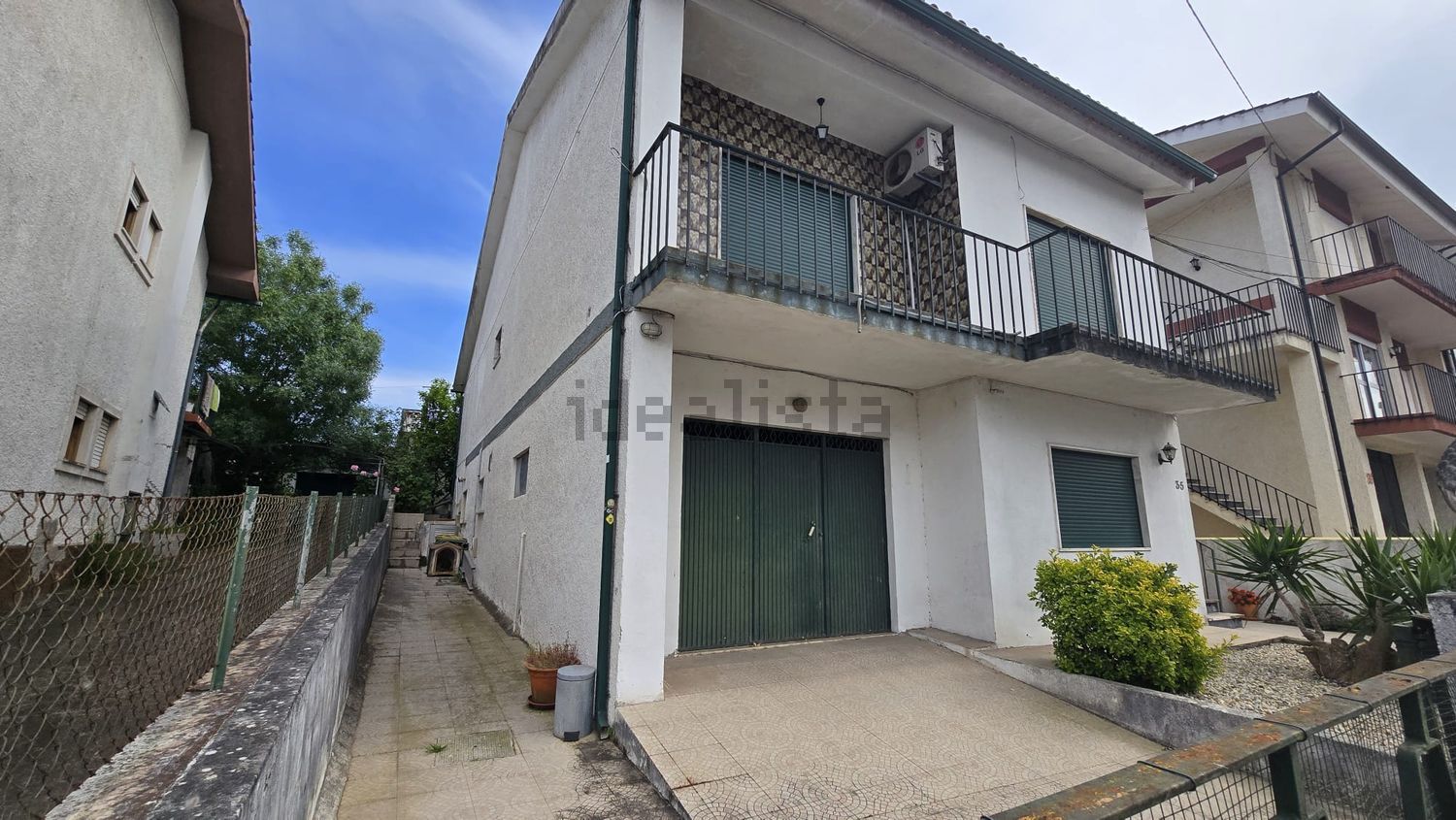 小楼房或独栋别墅出售在Rua 1º de Maio, 35 - 阳台