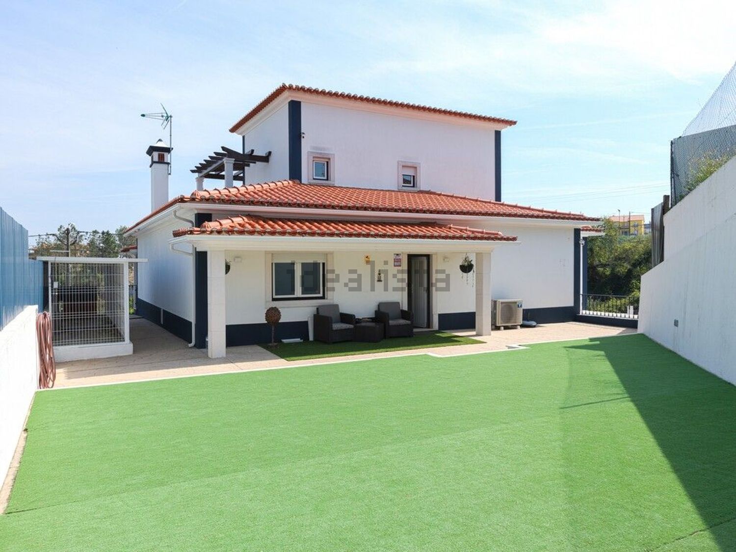 小楼房或独栋别墅出售在 Tomar e Santa Maria dos Olivais - 外立面