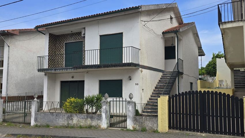 小楼房或独栋别墅出售在Rua 1º de Maio, 35