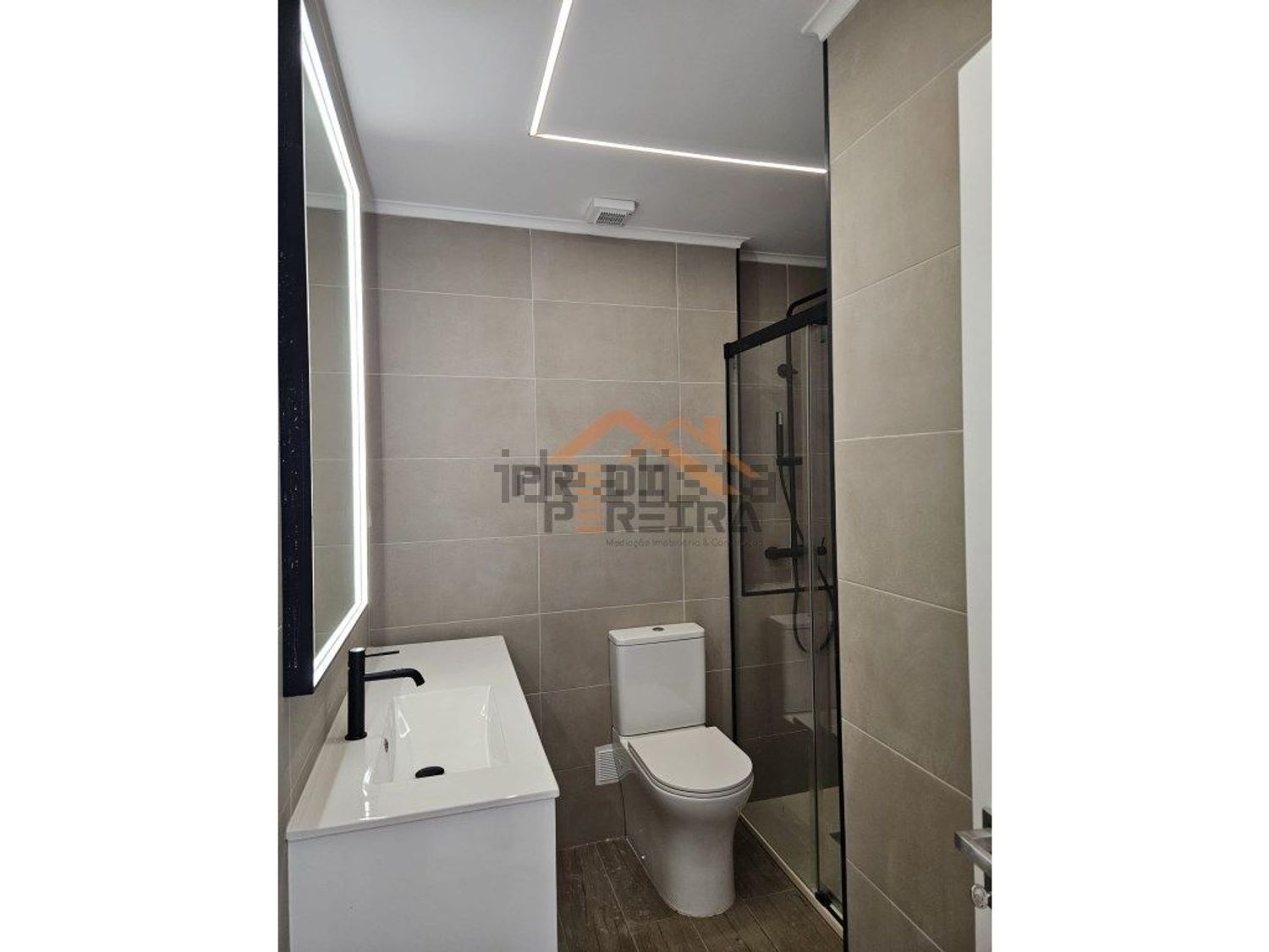 公寓 t2出售在 Reboleira - 卫生间