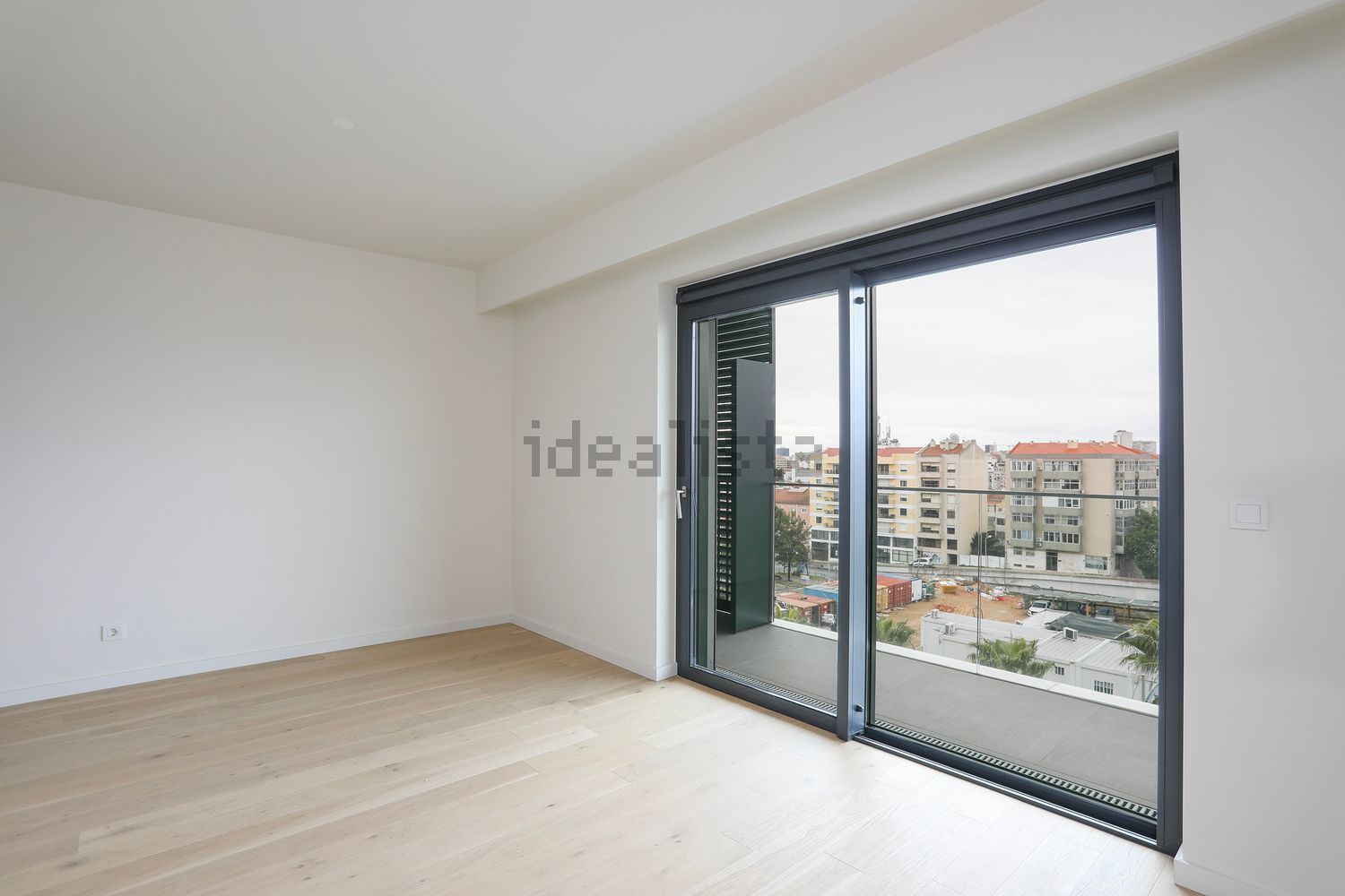 公寓 t1出售在Rua Soeiro Pereira Gomes - 照片