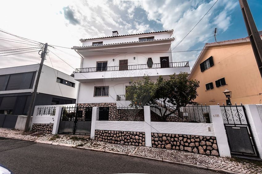 小楼房或独栋别墅出售在Rua Soares dos Reis