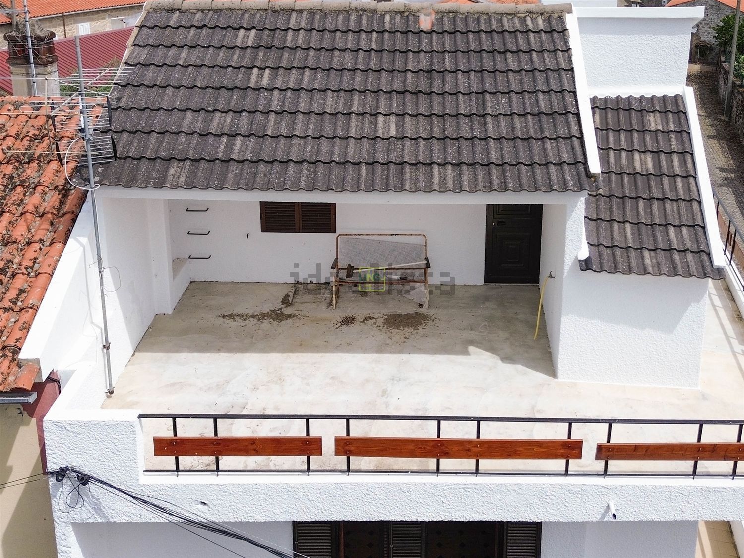 小楼房或独栋别墅出售在 São Miguel de Acha - 院子