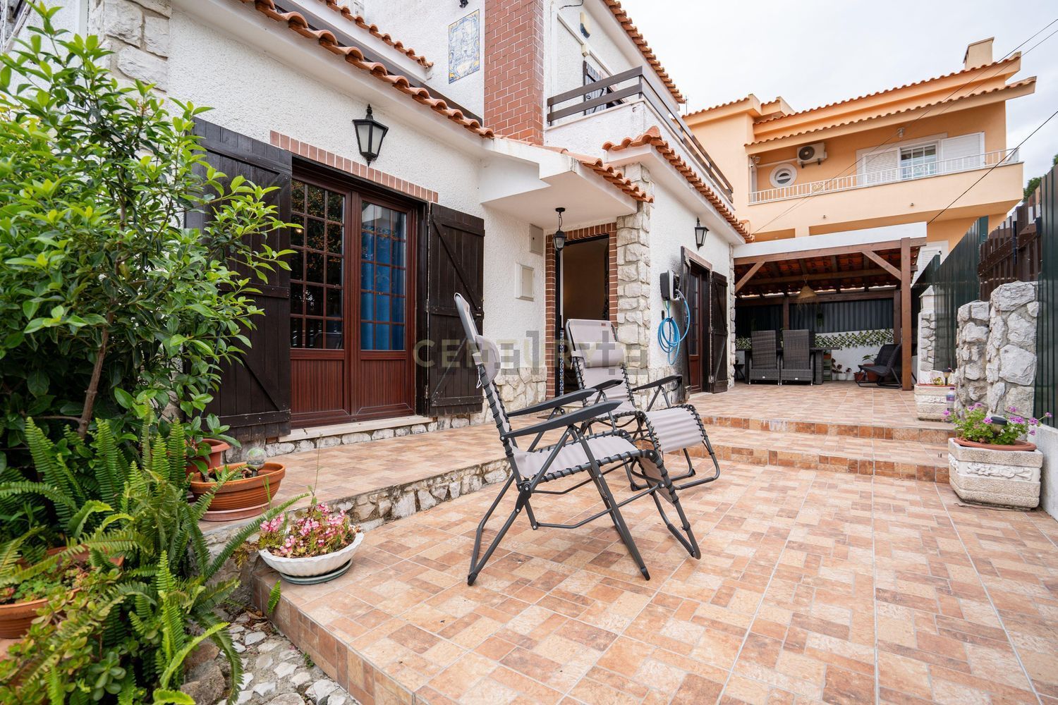 小楼房或独栋别墅出售在 Quinta de Asseca - Padre Nabeto - 阳台