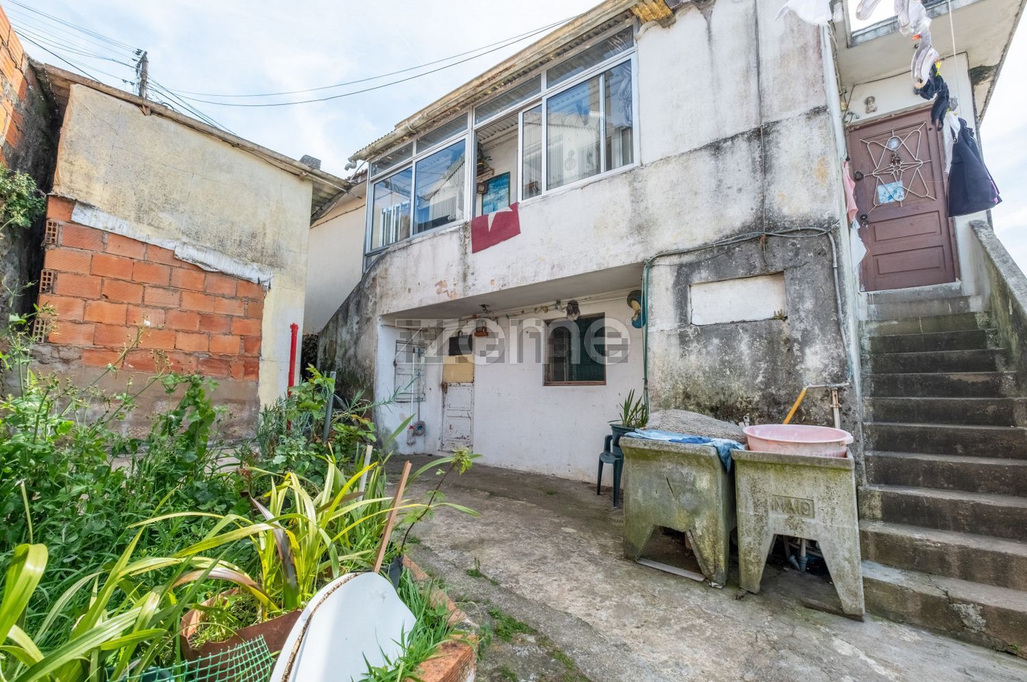 小楼房或独栋别墅出售在 Calçada Capitão Aires Martins, 73 - 外立面