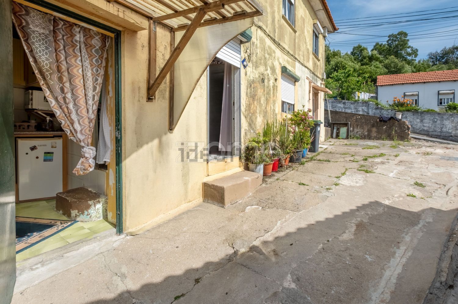 小楼房或独栋别墅出售在 Calçada Capitão Aires Martins, 73 - 入口 / 出口