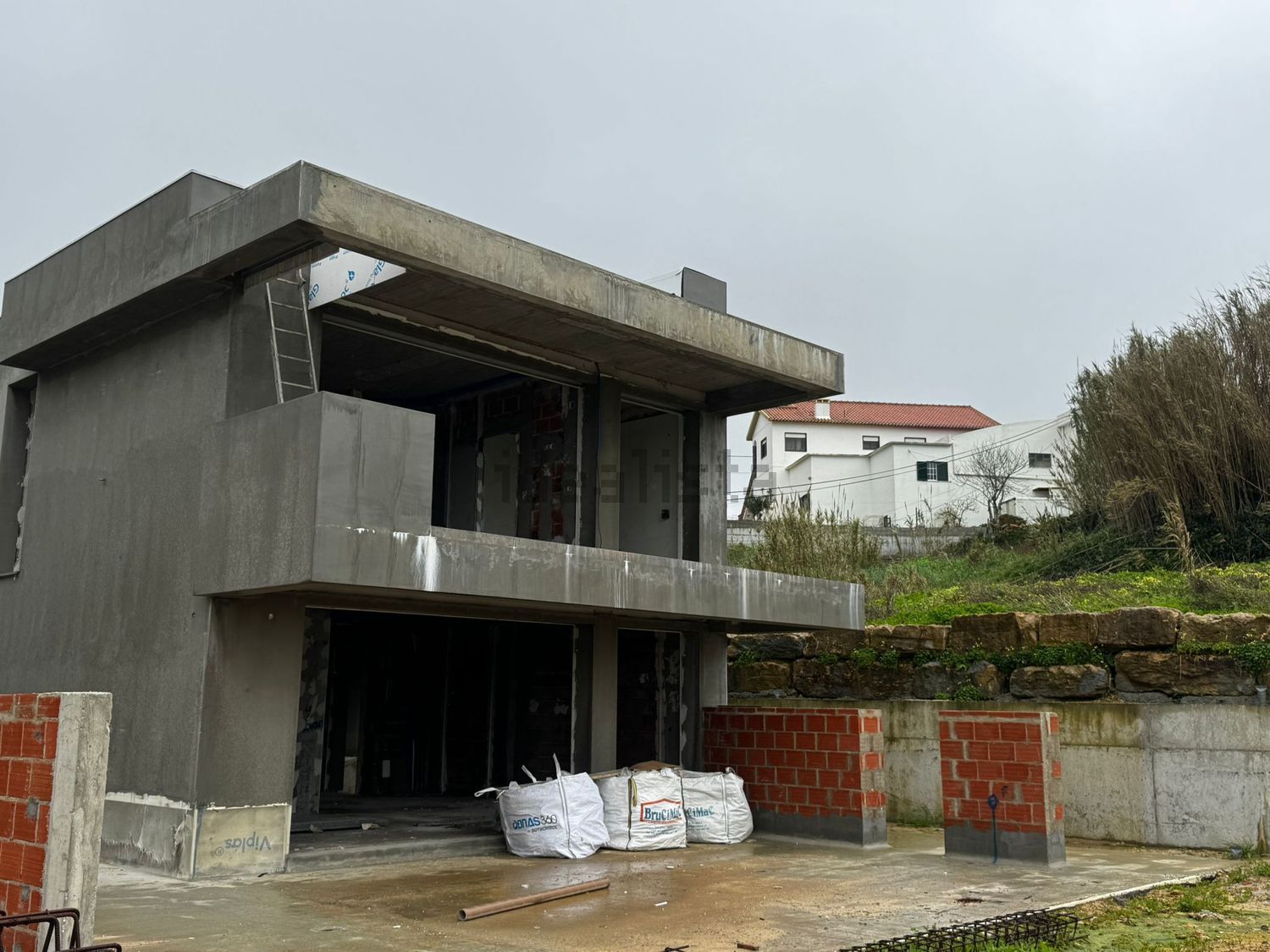小楼房或独栋别墅出售在Rua do Vale Côvo - 外立面