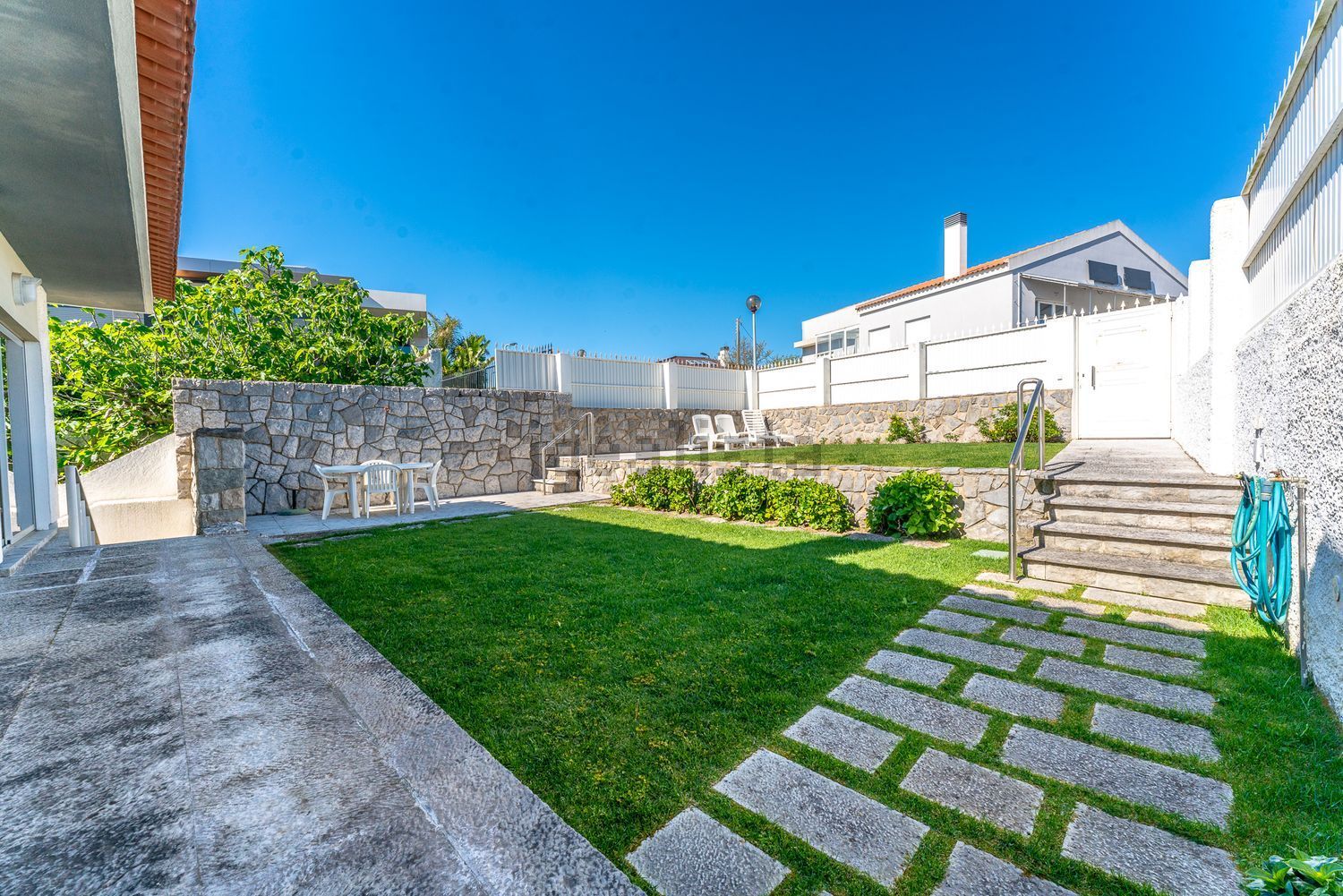 小楼房或独栋别墅出售在Rua Jorge Alves - 花园