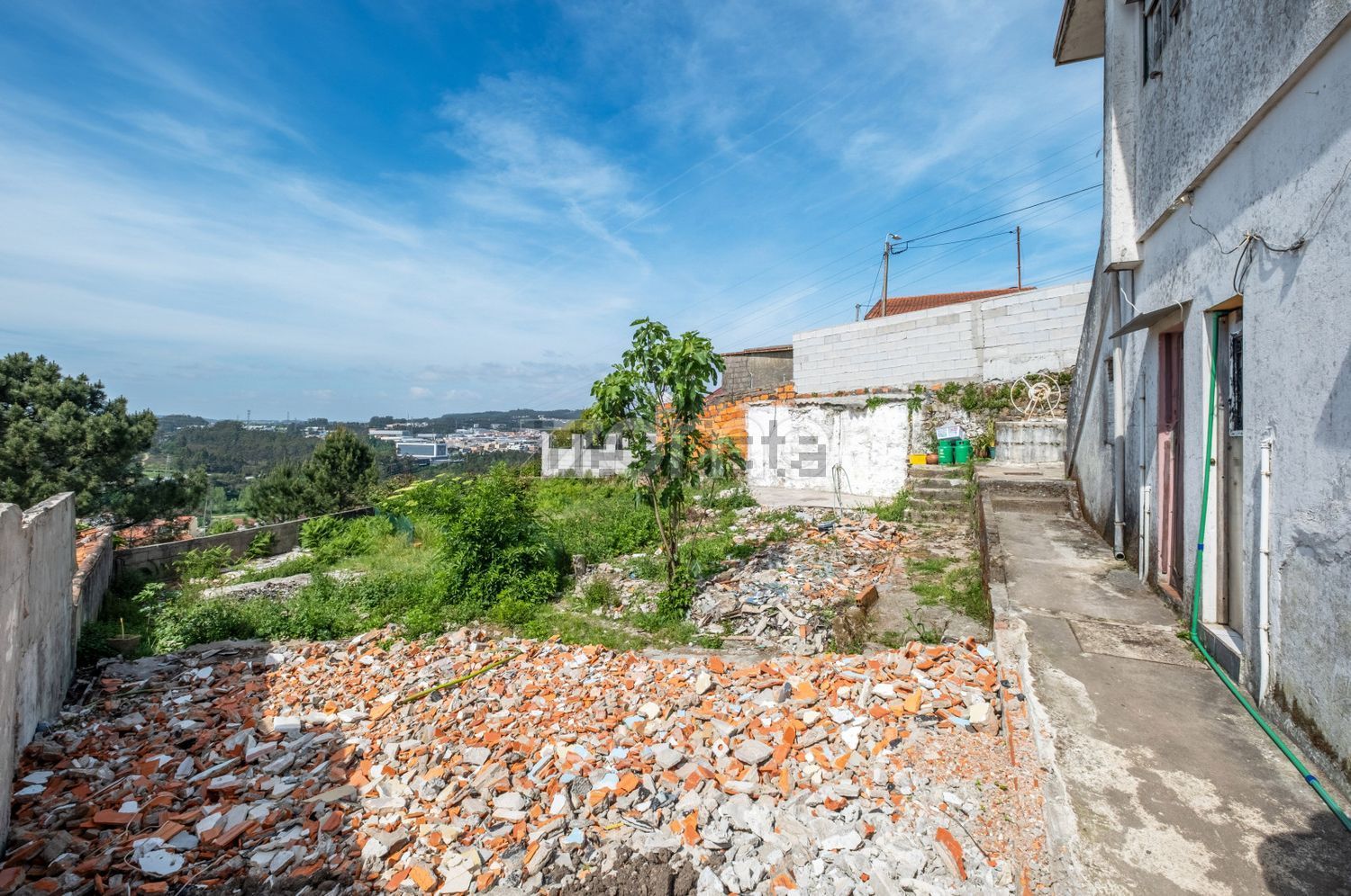 小楼房或独栋别墅出售在 Calçada Capitão Aires Martins, 73 - 花园