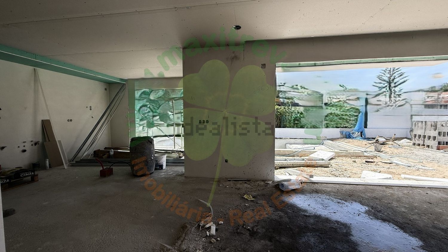 小楼房或独栋别墅出售在 Aroeira Central - 客厅