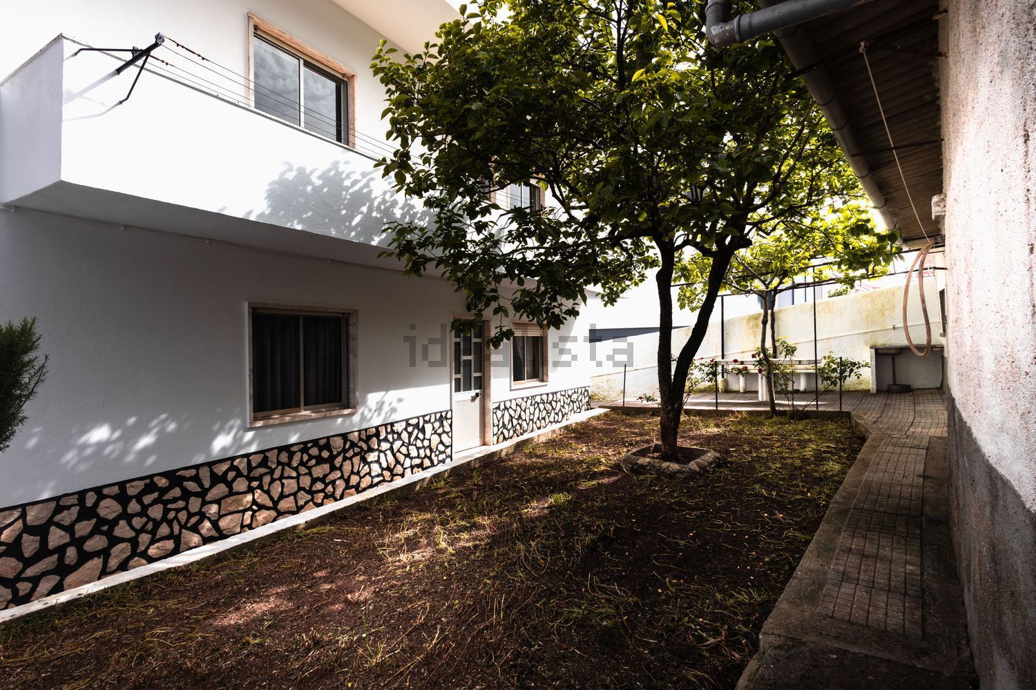 小楼房或独栋别墅出售在Rua Soares dos Reis, 9 - 院子