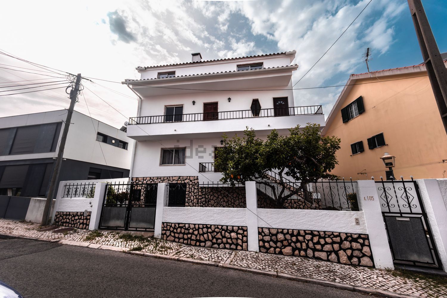 小楼房或独栋别墅出售在Rua Soares dos Reis, 9 - 外立面