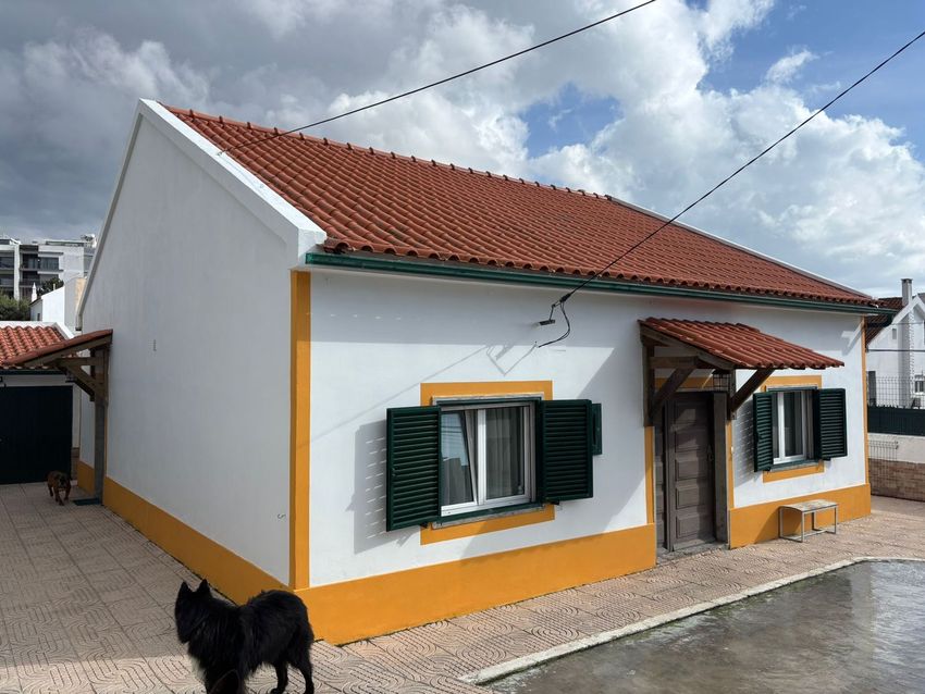 小楼房或独栋别墅出售在 Centro da Charneca da Caparica