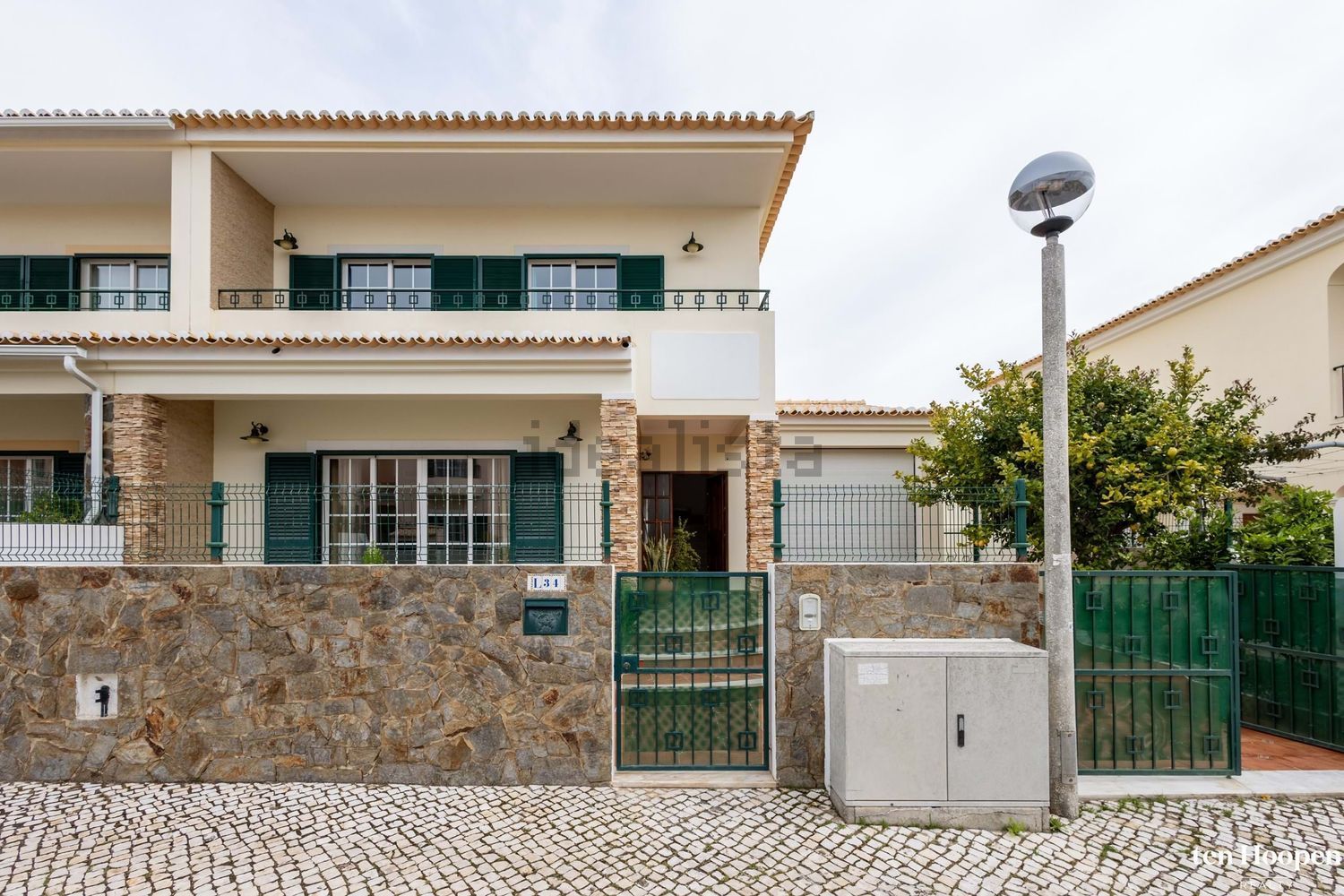 小楼房或别墅出售在 Praia Dona Ana - 外立面