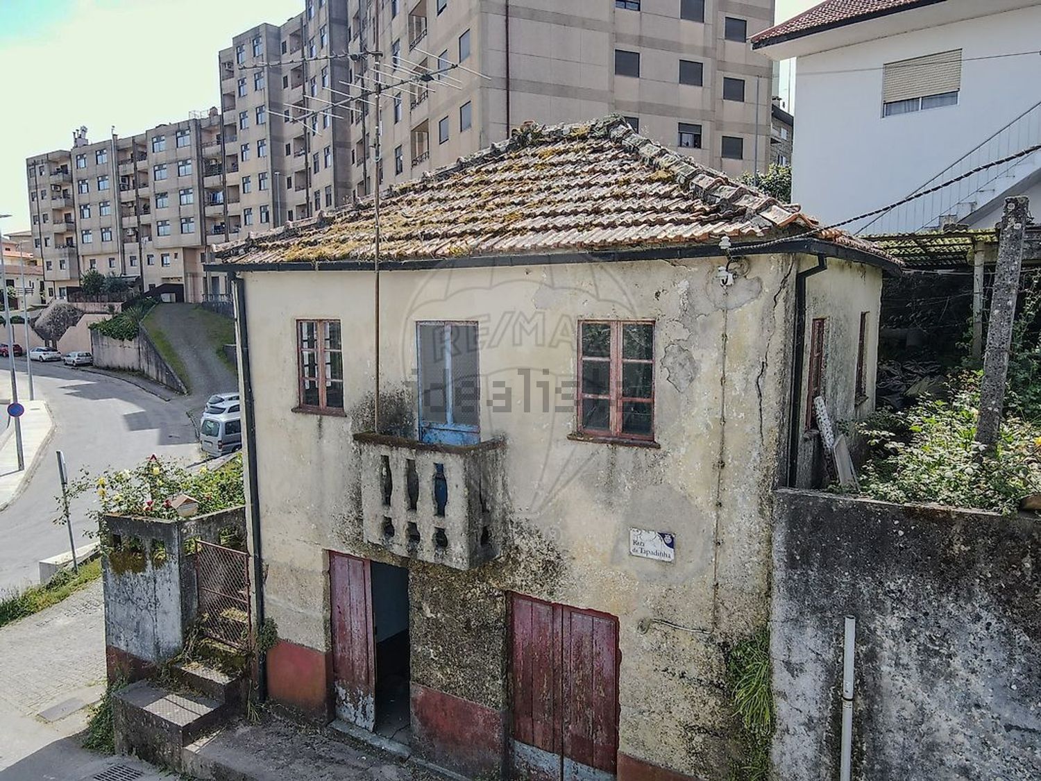 小楼房或独栋别墅出售在Rua Monte Valongo - 外立面