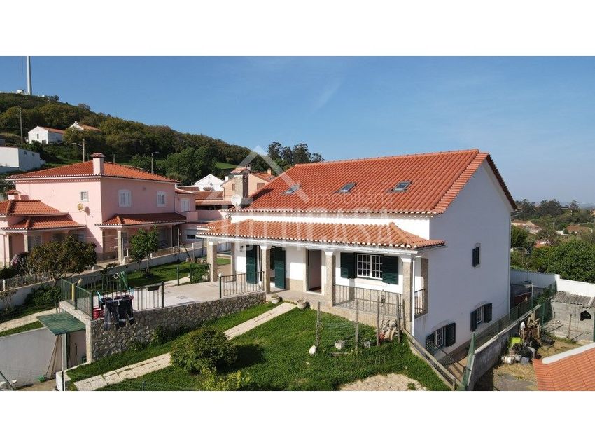 小楼房或独栋别墅出售在Rua da Escola, 22