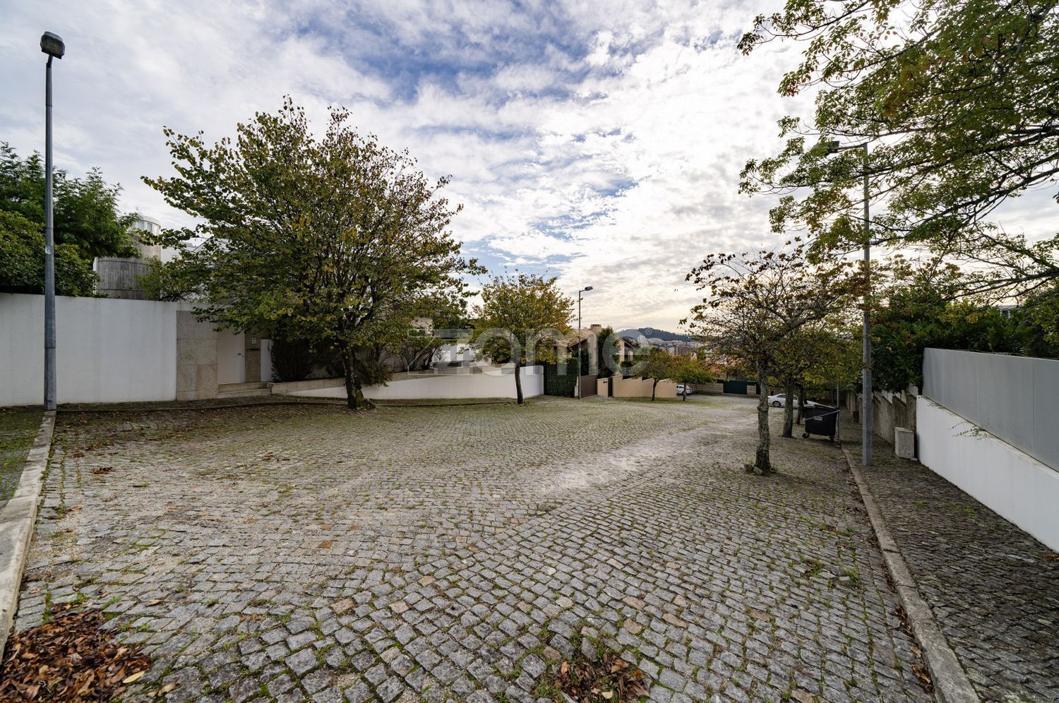 小楼房或独栋别墅出售在Rua Monte da Escola - 花园