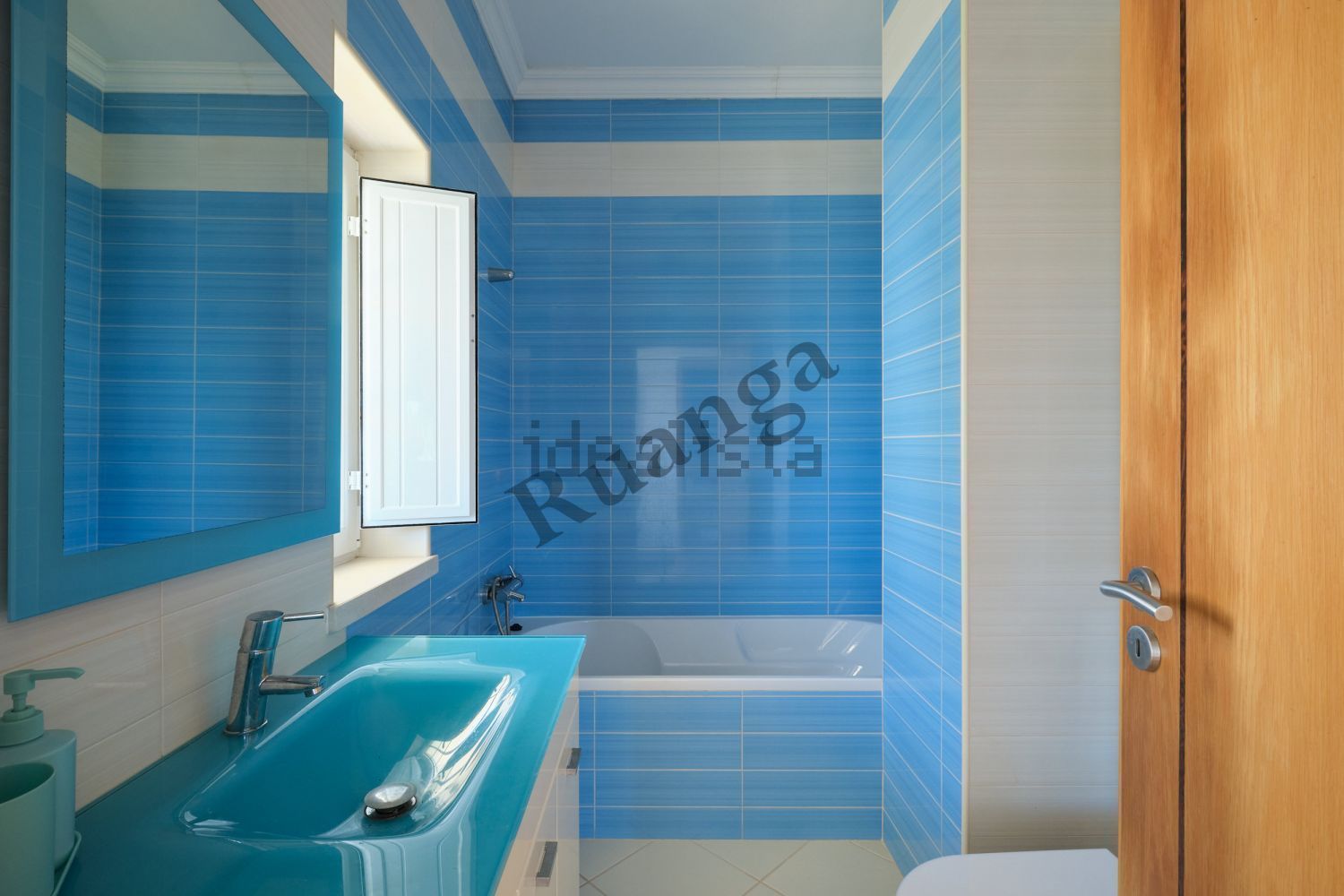 小楼房或独栋别墅出售在 São Domingos e Vale de Água - 卫生间